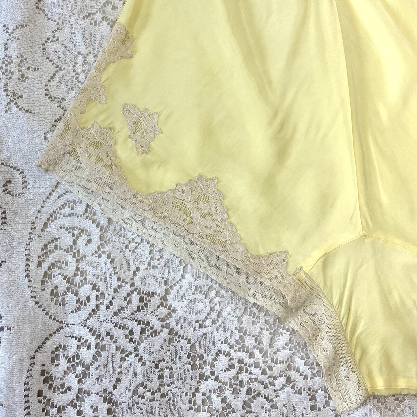 Vintage 1940's Tap Pants | Lemon Yellow Rayon with Ivory Lace Applique | Size XS - Daggers & Dames