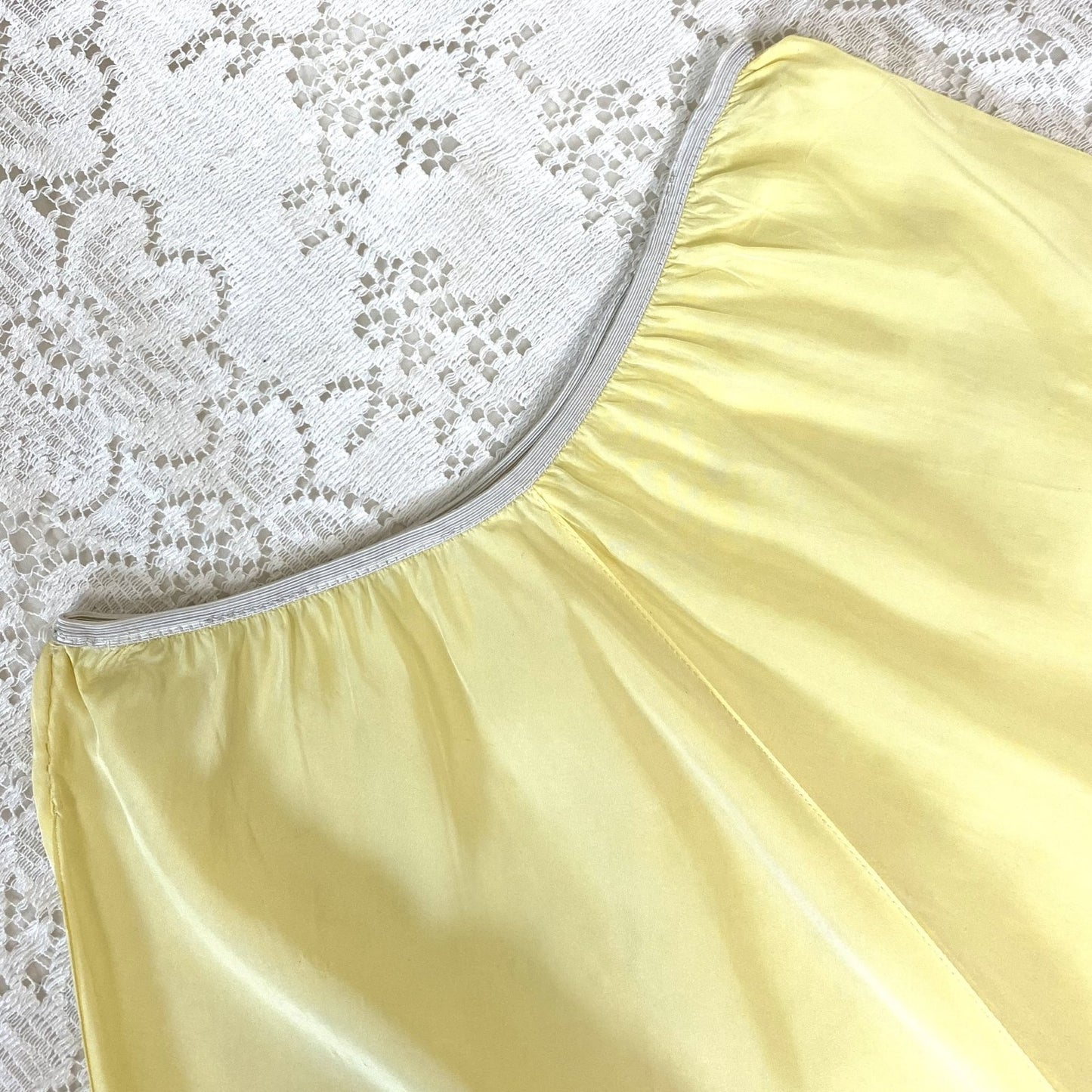 Vintage 1940's Tap Pants | Lemon Yellow Rayon with Ivory Lace Applique | Size XS - Daggers & Dames