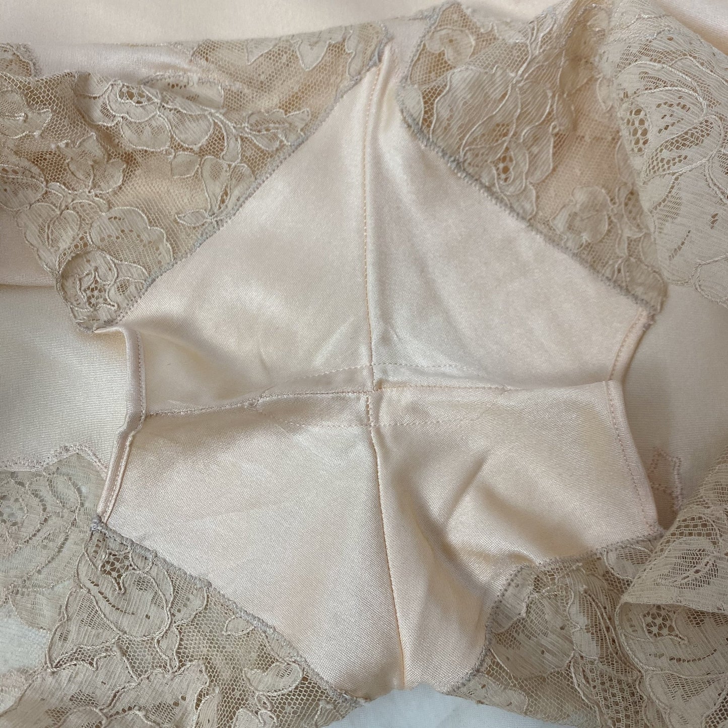 Vintage 1940's Tap Pants | Pale Rose Peach Rayon Knit with Floral Nude Alençon Lace | Size M, LG | Hudson Superfit - Daggers & Dames