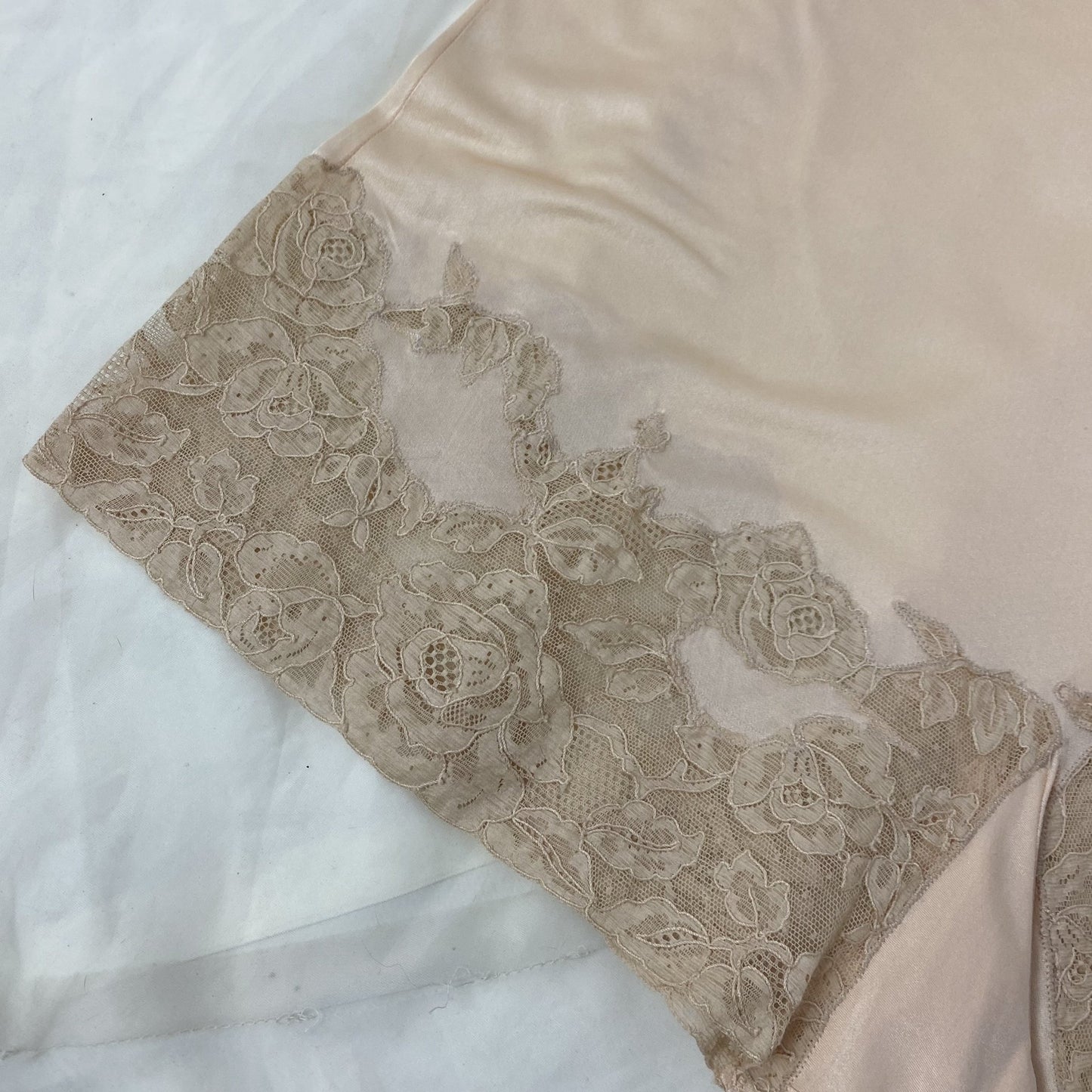 Vintage 1940's Tap Pants | Pale Rose Peach Rayon Knit with Floral Nude Alençon Lace | Size M, LG | Hudson Superfit - Daggers & Dames