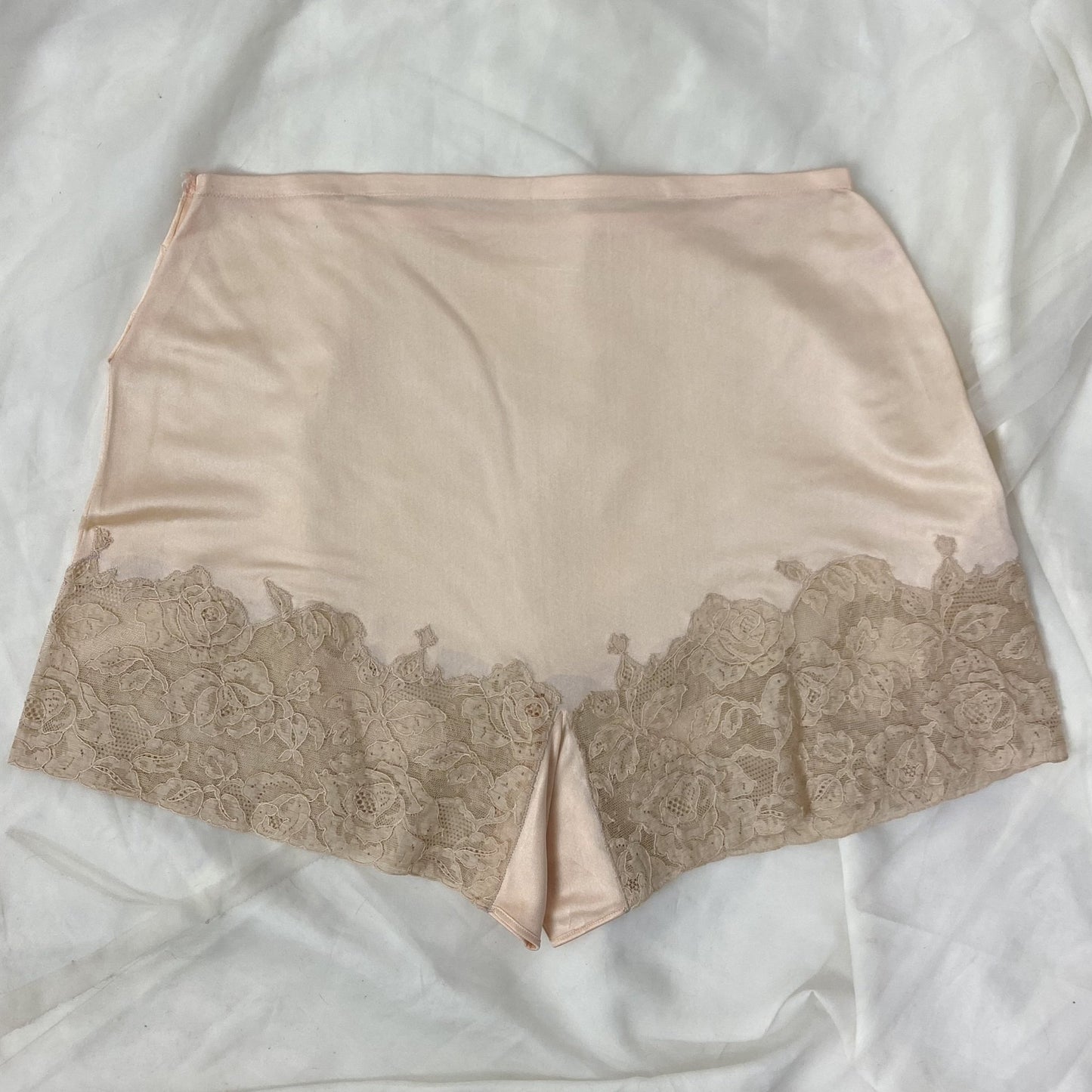 Vintage 1940's Tap Pants | Pale Rose Peach Rayon Knit with Floral Nude Alençon Lace | Size M, LG | Hudson Superfit - Daggers & Dames