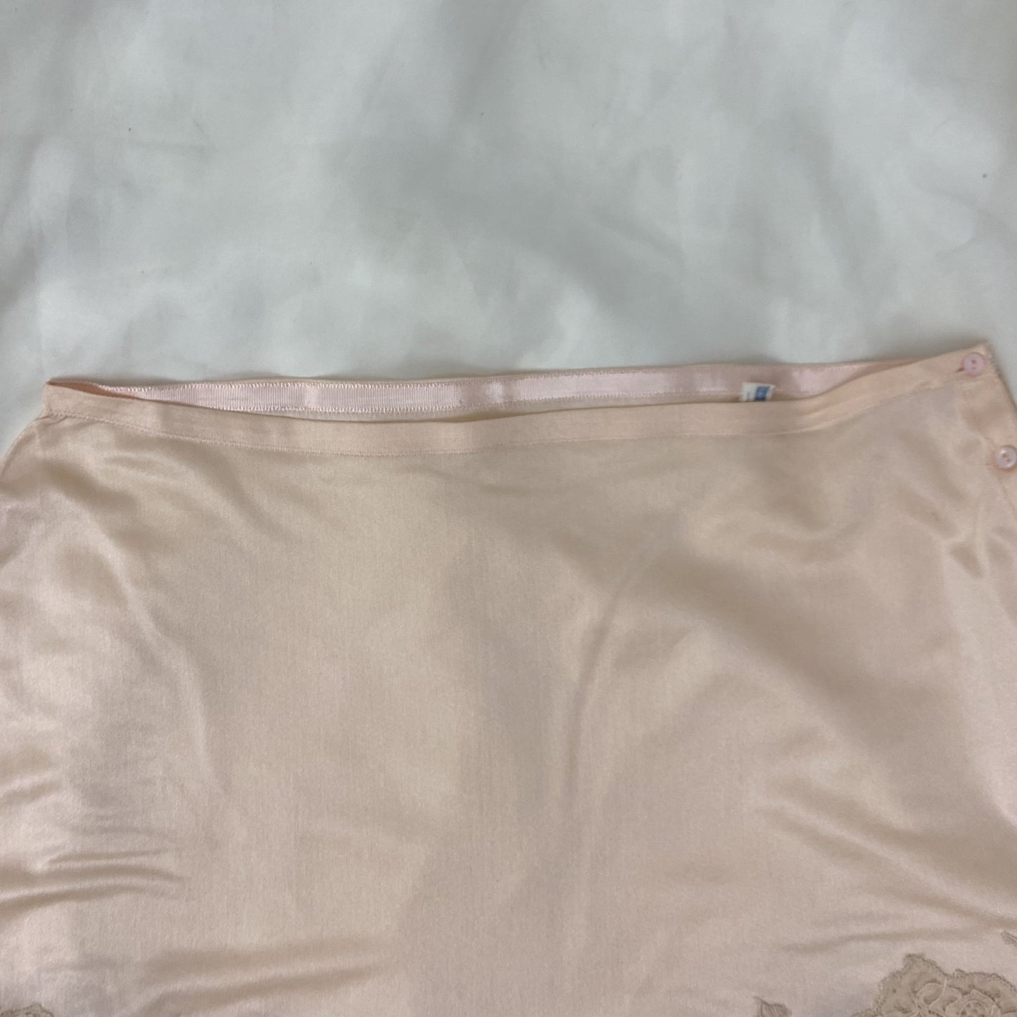 Vintage 1940's Tap Pants | Pale Rose Peach Rayon Knit with Floral Nude Alençon Lace | Size M, LG | Hudson Superfit - Daggers & Dames
