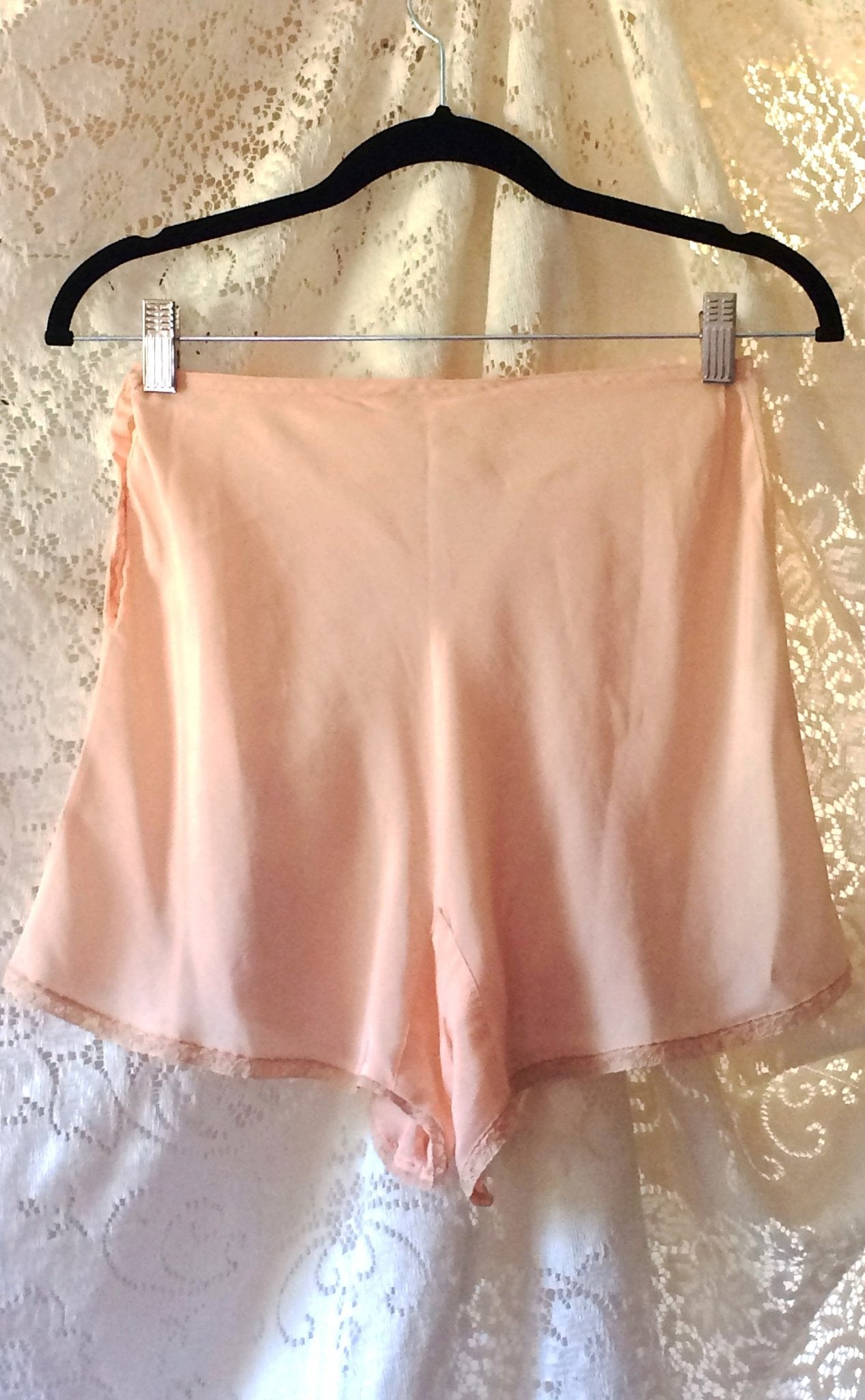Vintage 1940's Tap Pants | Peach Silky Rayon with Ecru Lace | Bias Cut | High Waist Tap Panties | Size XS - S - Daggers & Dames