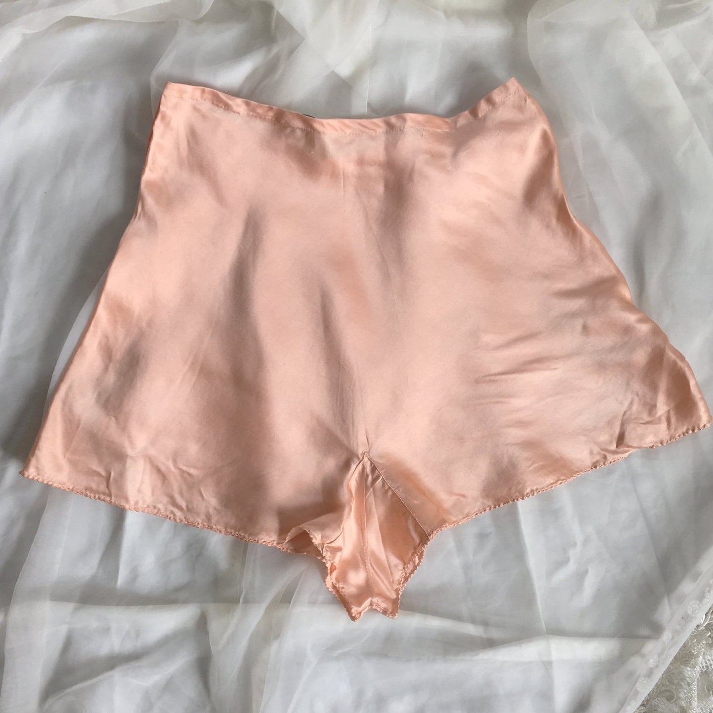 Vintage 1940's Tap Pants | Rose Gold Pink Silk with Lace Appliques & Embroidery | Bonwit Teller | Size S - Daggers & Dames