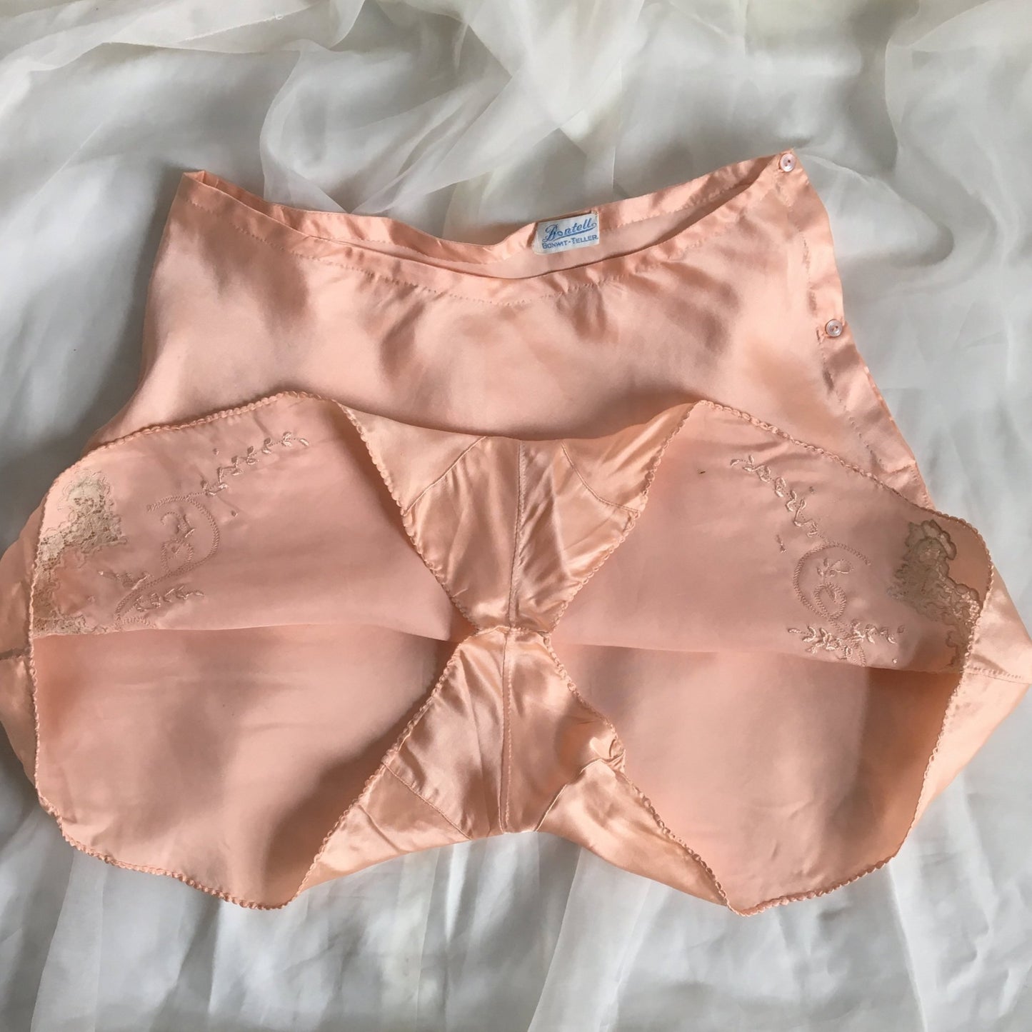 Vintage 1940's Tap Pants | Rose Gold Pink Silk with Lace Appliques & Embroidery | Bonwit Teller | Size S - Daggers & Dames