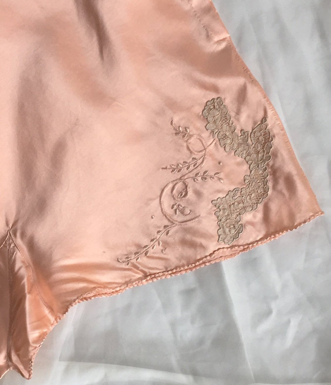 Vintage 1940's Tap Pants | Rose Gold Pink Silk with Lace Appliques & Embroidery | Bonwit Teller | Size S - Daggers & Dames