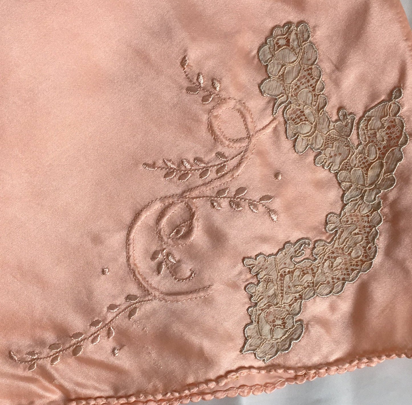 Vintage 1940's Tap Pants | Rose Gold Pink Silk with Lace Appliques & Embroidery | Bonwit Teller | Size S - Daggers & Dames