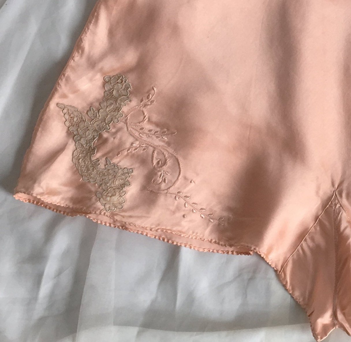 Vintage 1940's Tap Pants | Rose Gold Pink Silk with Lace Appliques & Embroidery | Bonwit Teller | Size S - Daggers & Dames