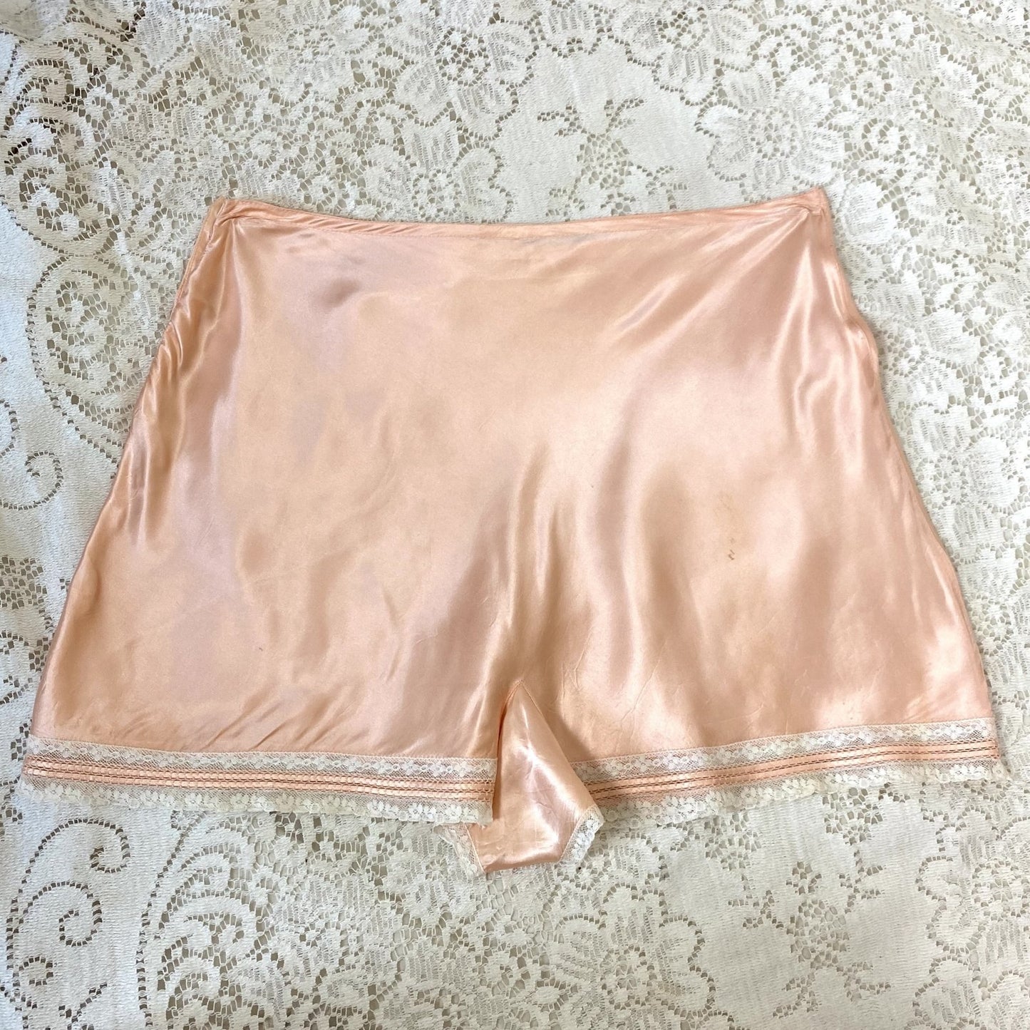 Vintage 1940's Tap Pants | Rosy Gold Pink with Ivory Lace | Size M, LG - Daggers & Dames