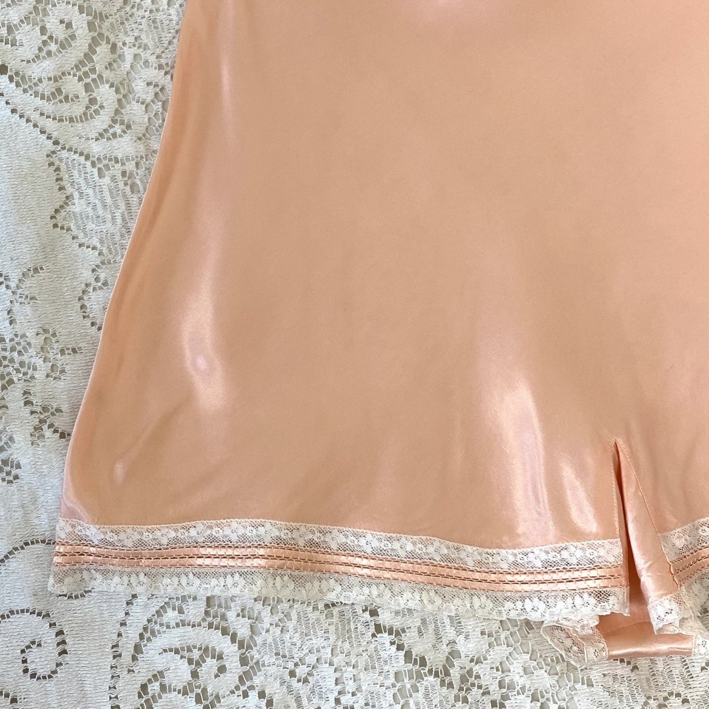 Vintage 1940's Tap Pants | Rosy Gold Pink with Ivory Lace | Size M, LG - Daggers & Dames