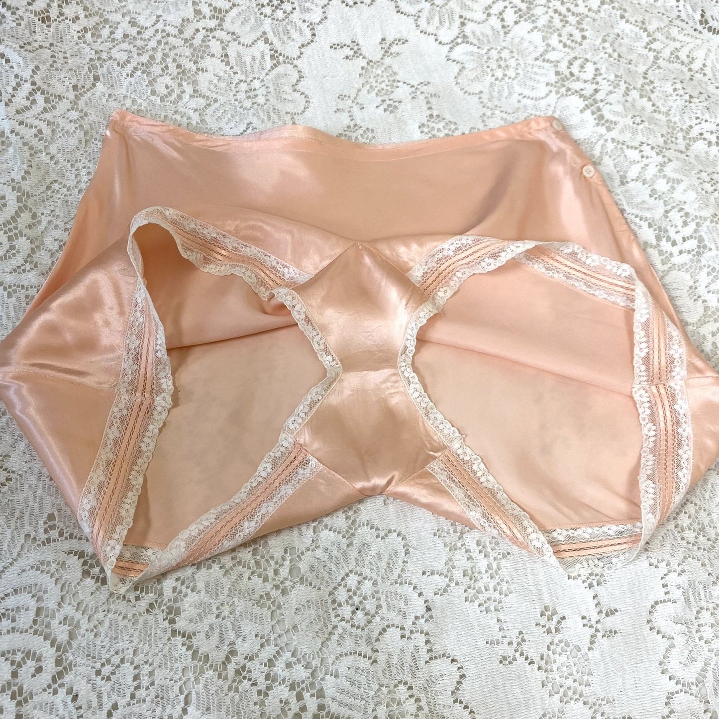 Vintage 1940's Tap Pants | Rosy Gold Pink with Ivory Lace | Size M, LG - Daggers & Dames