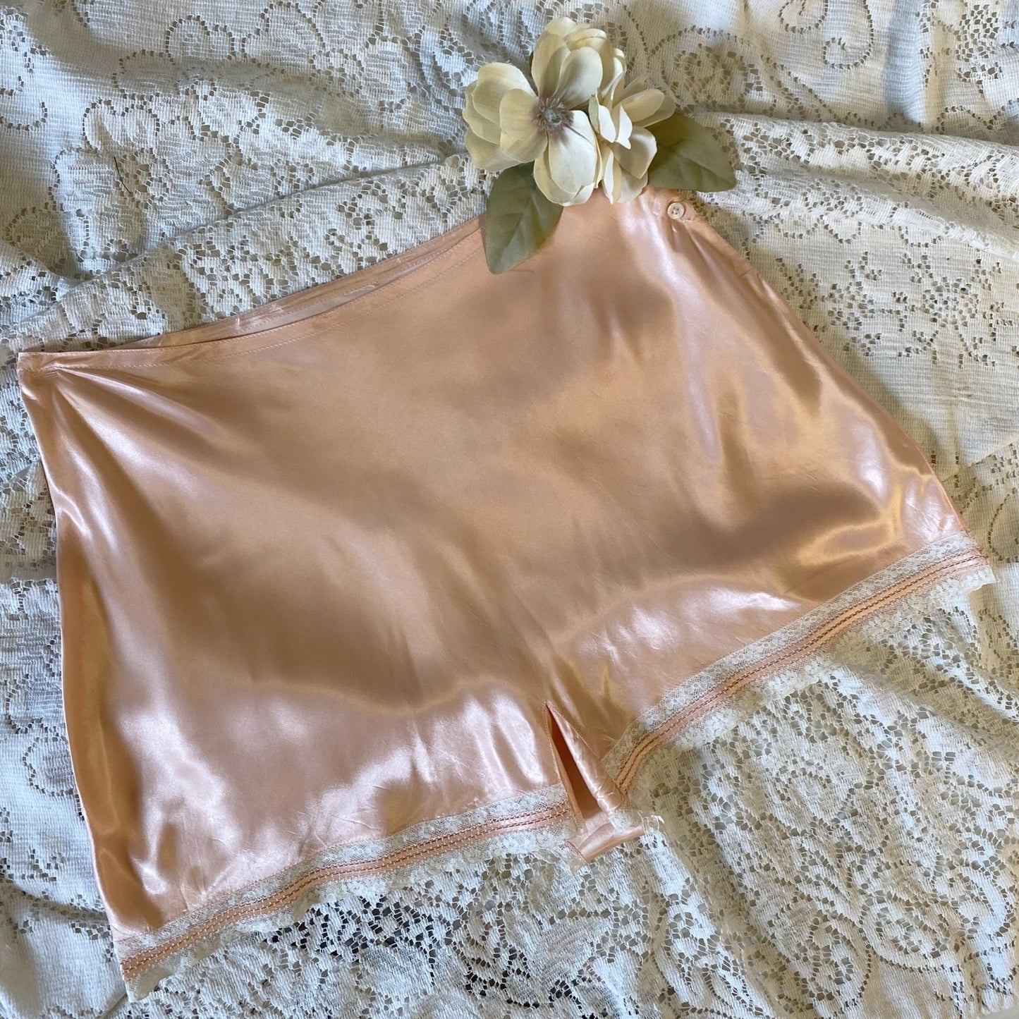 Vintage 1940's Tap Pants | Rosy Gold Pink with Ivory Lace | Size M, LG - Daggers & Dames