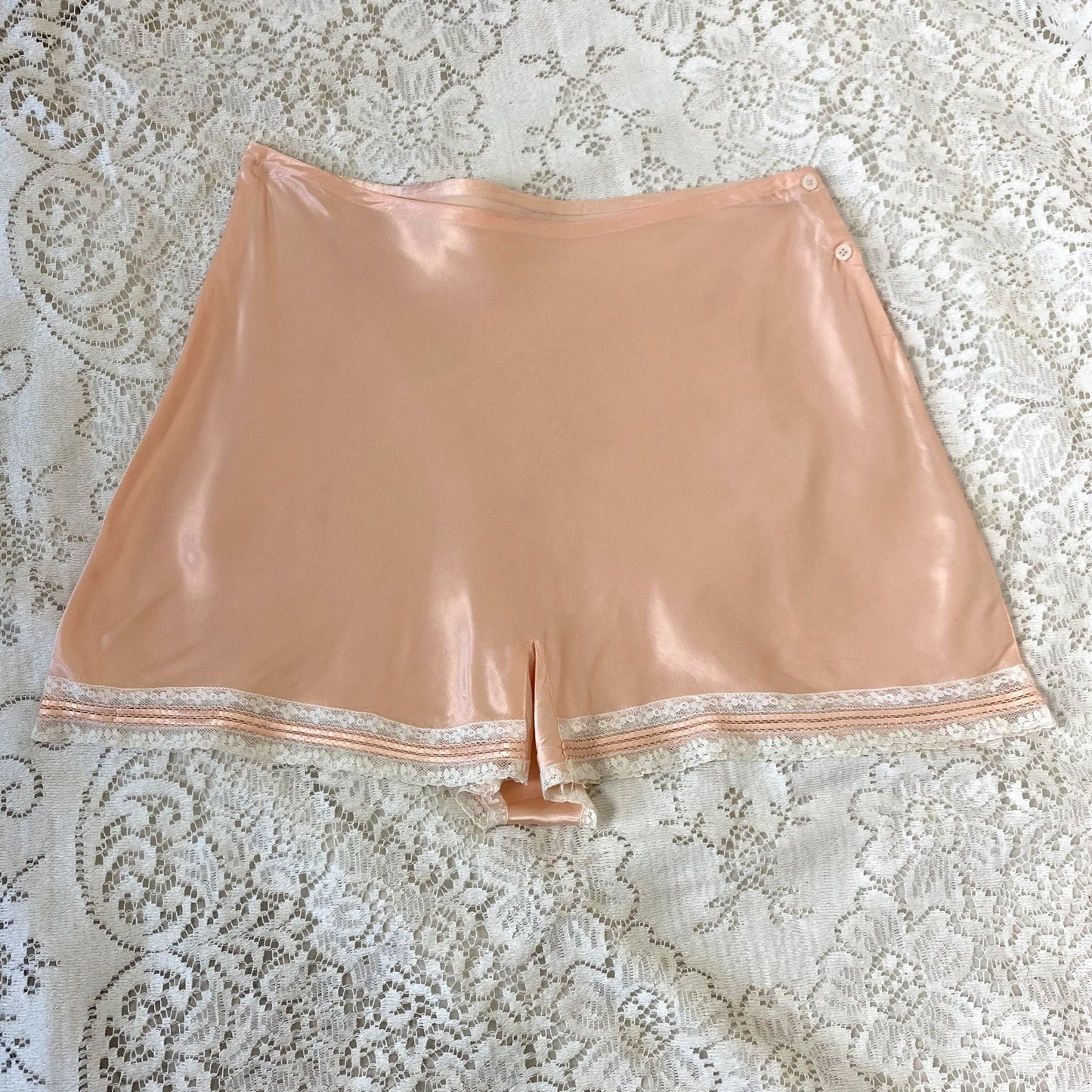 Vintage 1940's Tap Pants | Rosy Gold Pink with Ivory Lace | Size M, LG - Daggers & Dames