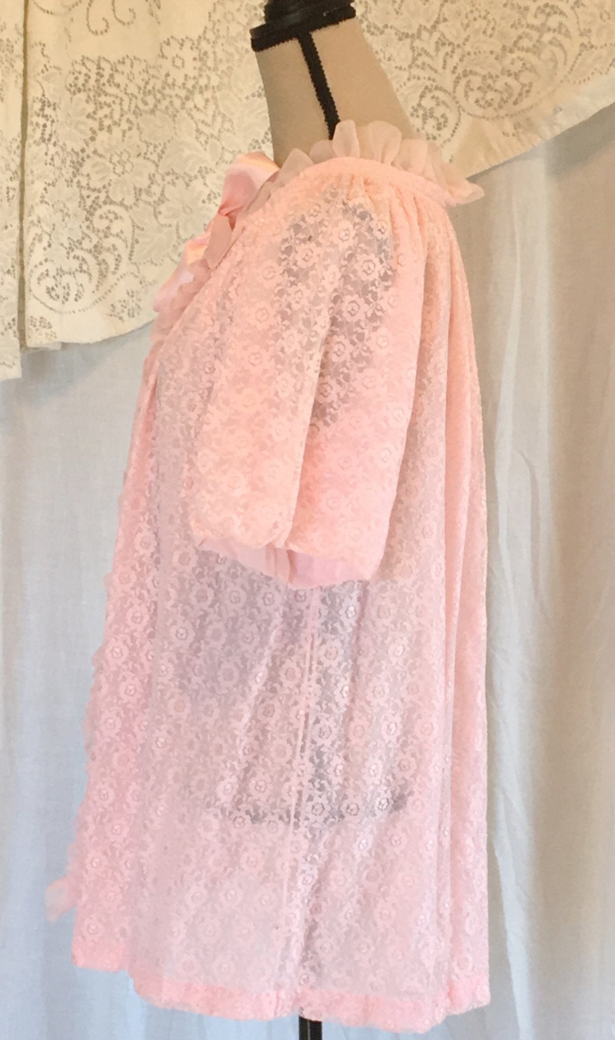 Vintage 1950’s Bubblegum Pink Lace Robe by Ginsburg - Daggers & Dames