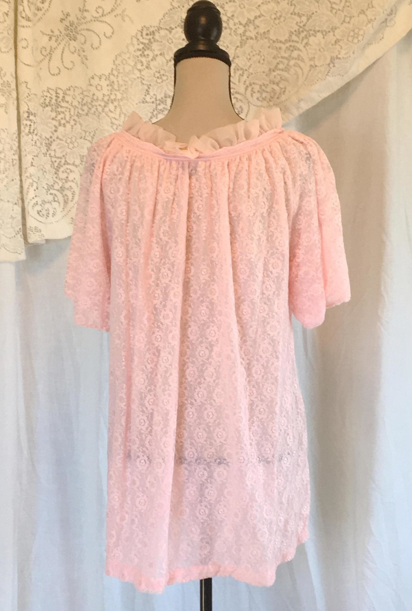Vintage 1950’s Bubblegum Pink Lace Robe by Ginsburg - Daggers & Dames