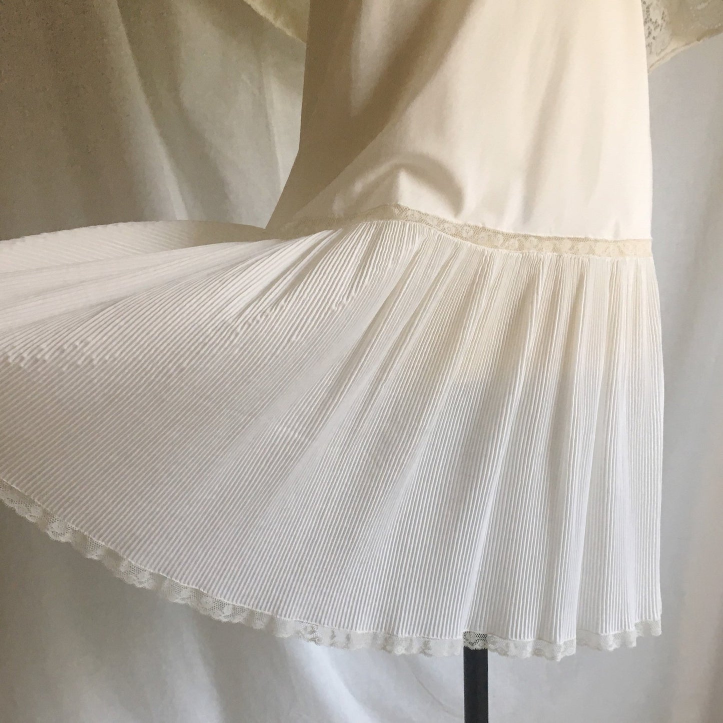 Vintage 1950's Chemise Slip | White Dacron Cotton Batiste & Lace | Crystal Pleating | Barbizon | Size SM - Daggers & Dames