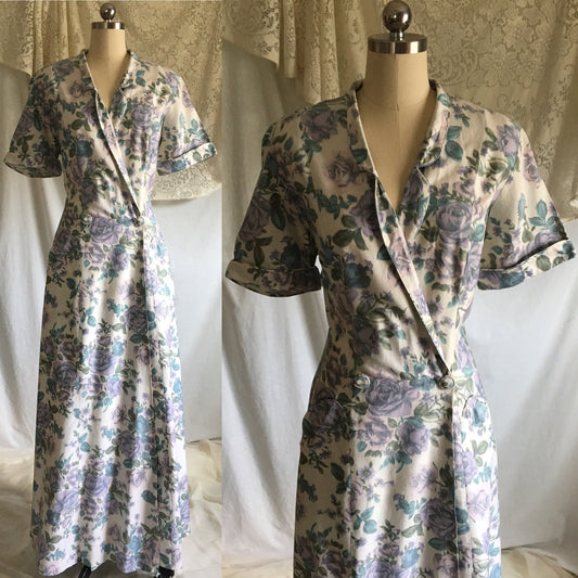 Vintage 1950's Dressing Gown | Creamy White Rayon Cotton with Blue & Purple Rose Pattern | Raymond, New York | Size XL - Daggers & Dames