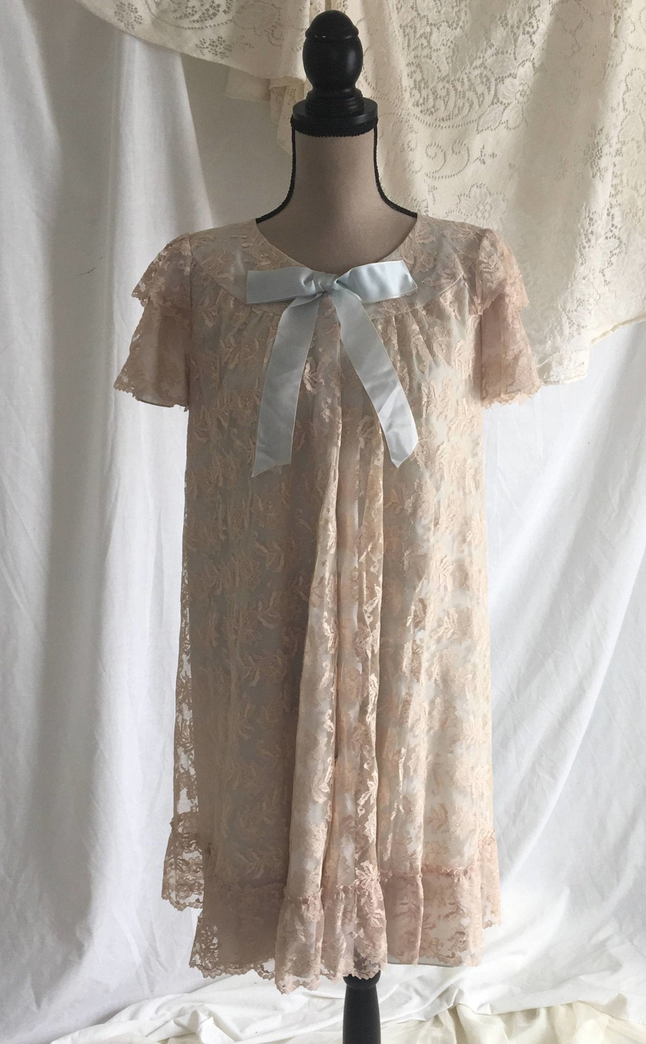 Vintage 1950's Peignoir Set | Ecru Lace & Light Blue Nylon Chiffon with Satin Ribbons | Bridal Lingerie | Odette Barsa | Size M - LG - Daggers & Dames