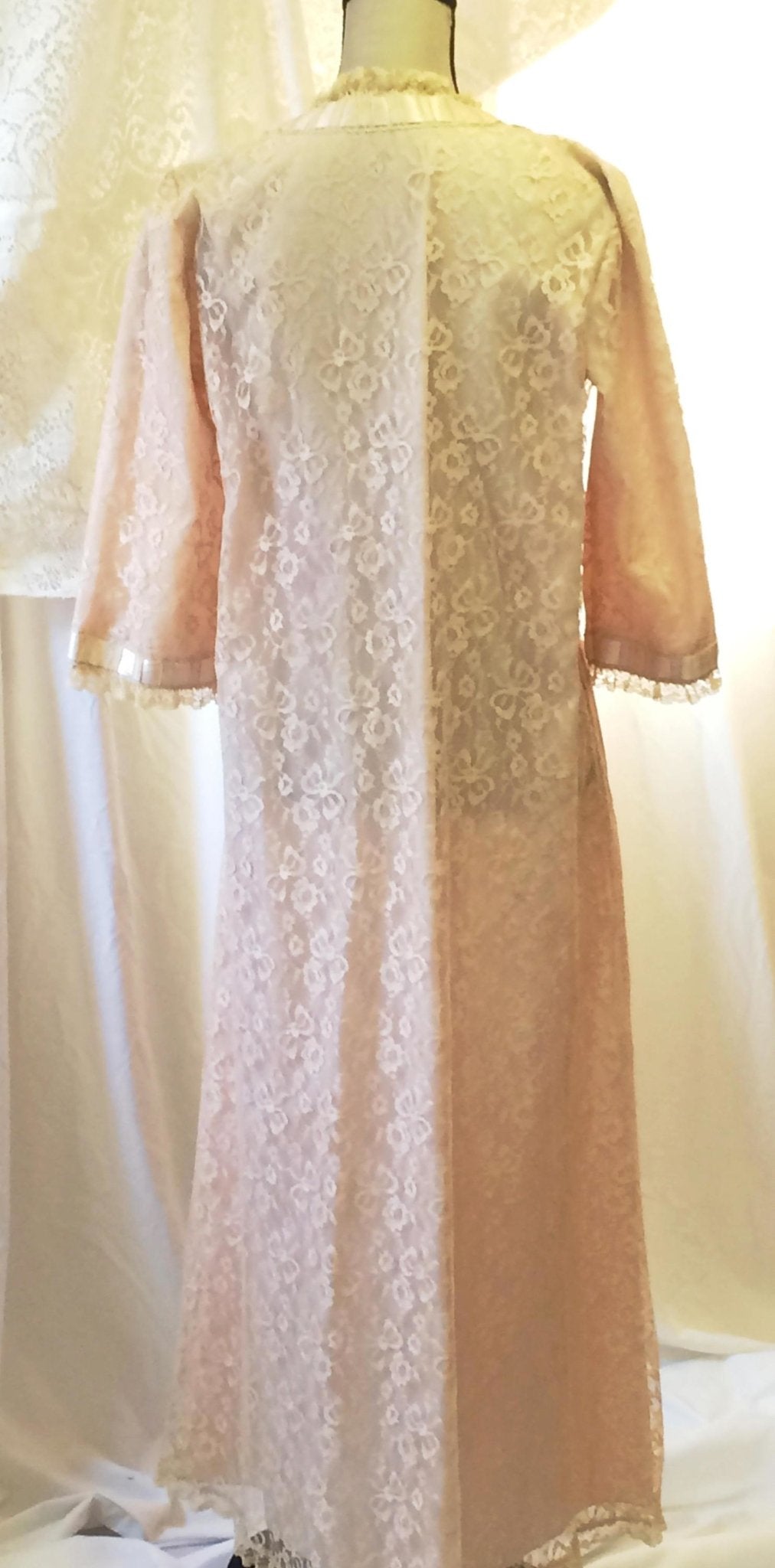 Vintage 1950's Robe | Ecru Lace & Taffeta with Satin Ribbons | Odette Barsa | Size SM/MED - Daggers & Dames