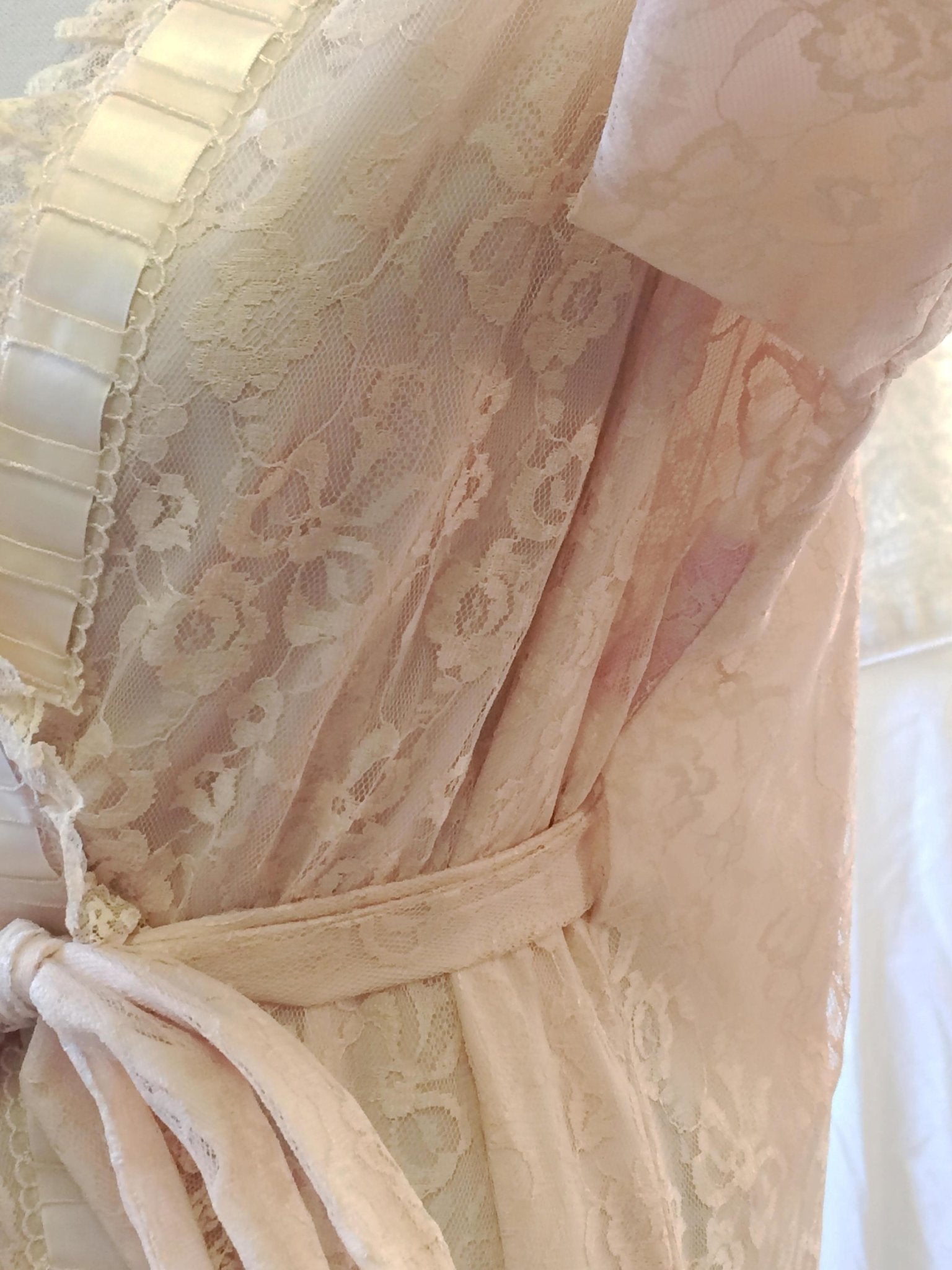 Vintage 1950's Robe | Ecru Lace & Taffeta with Satin Ribbons | Odette Barsa | Size SM/MED - Daggers & Dames