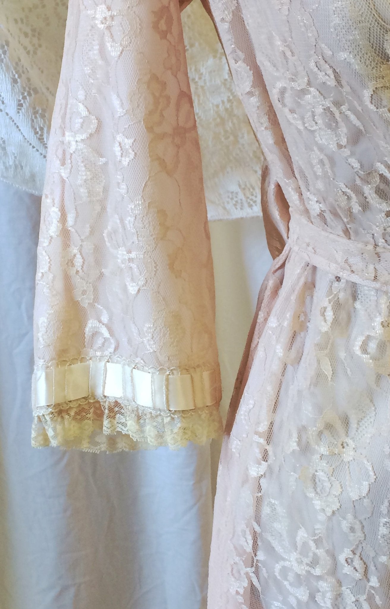 Vintage 1950's Robe | Ecru Lace & Taffeta with Satin Ribbons | Odette Barsa | Size SM/MED - Daggers & Dames