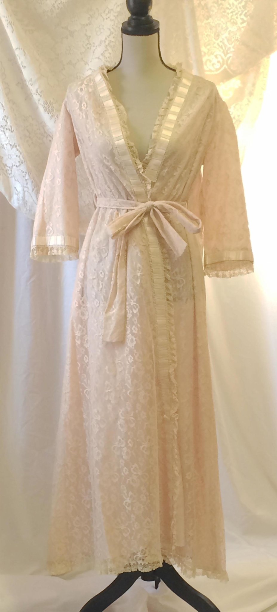 Vintage 1950's Robe | Ecru Lace & Taffeta with Satin Ribbons | Odette Barsa | Size SM/MED - Daggers & Dames
