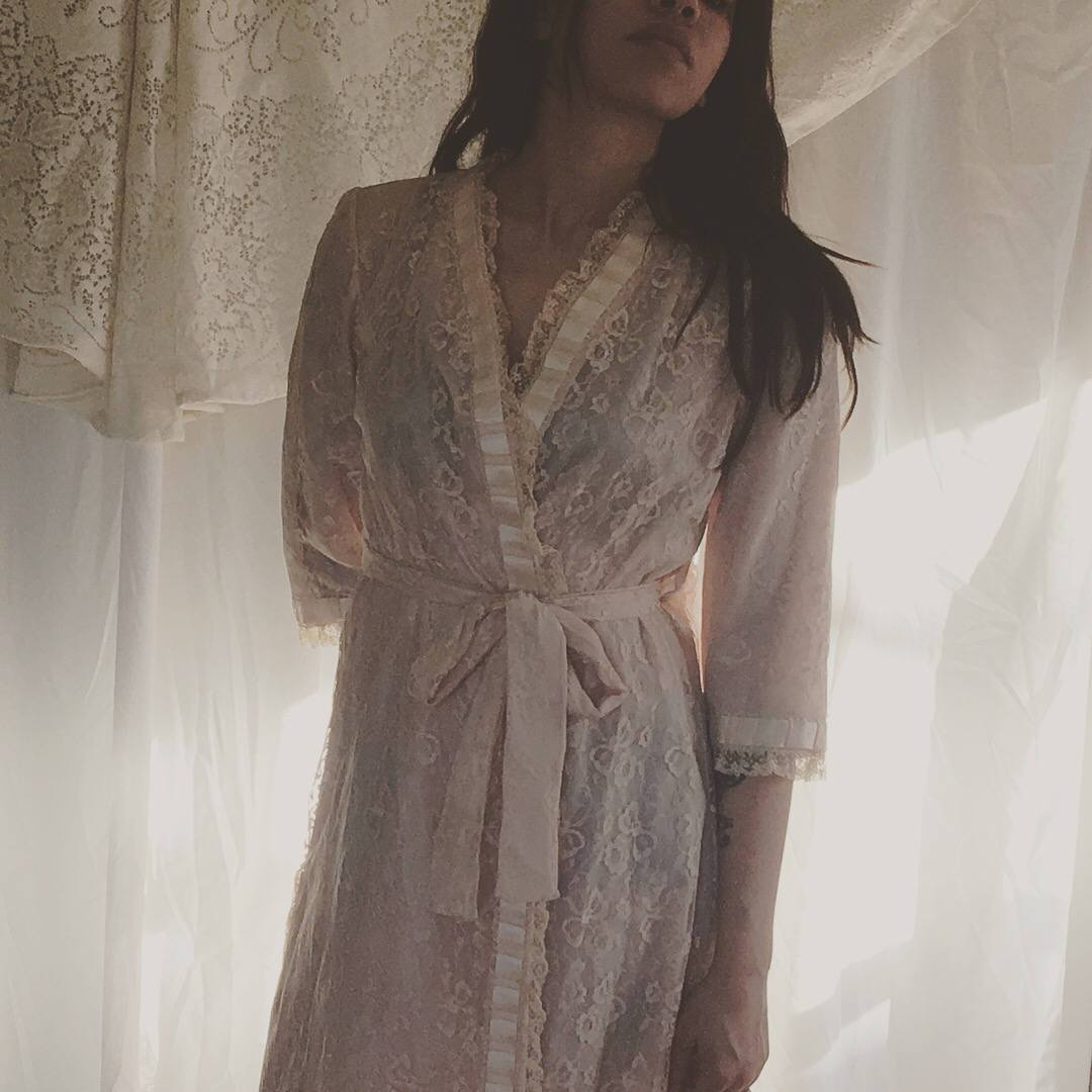 Vintage 1950's Robe | Ecru Lace & Taffeta with Satin Ribbons | Odette Barsa | Size SM/MED - Daggers & Dames