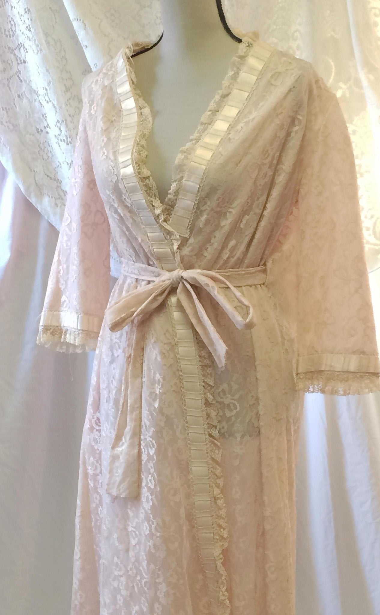 Vintage 1950's Robe | Ecru Lace & Taffeta with Satin Ribbons | Odette Barsa | Size SM/MED - Daggers & Dames