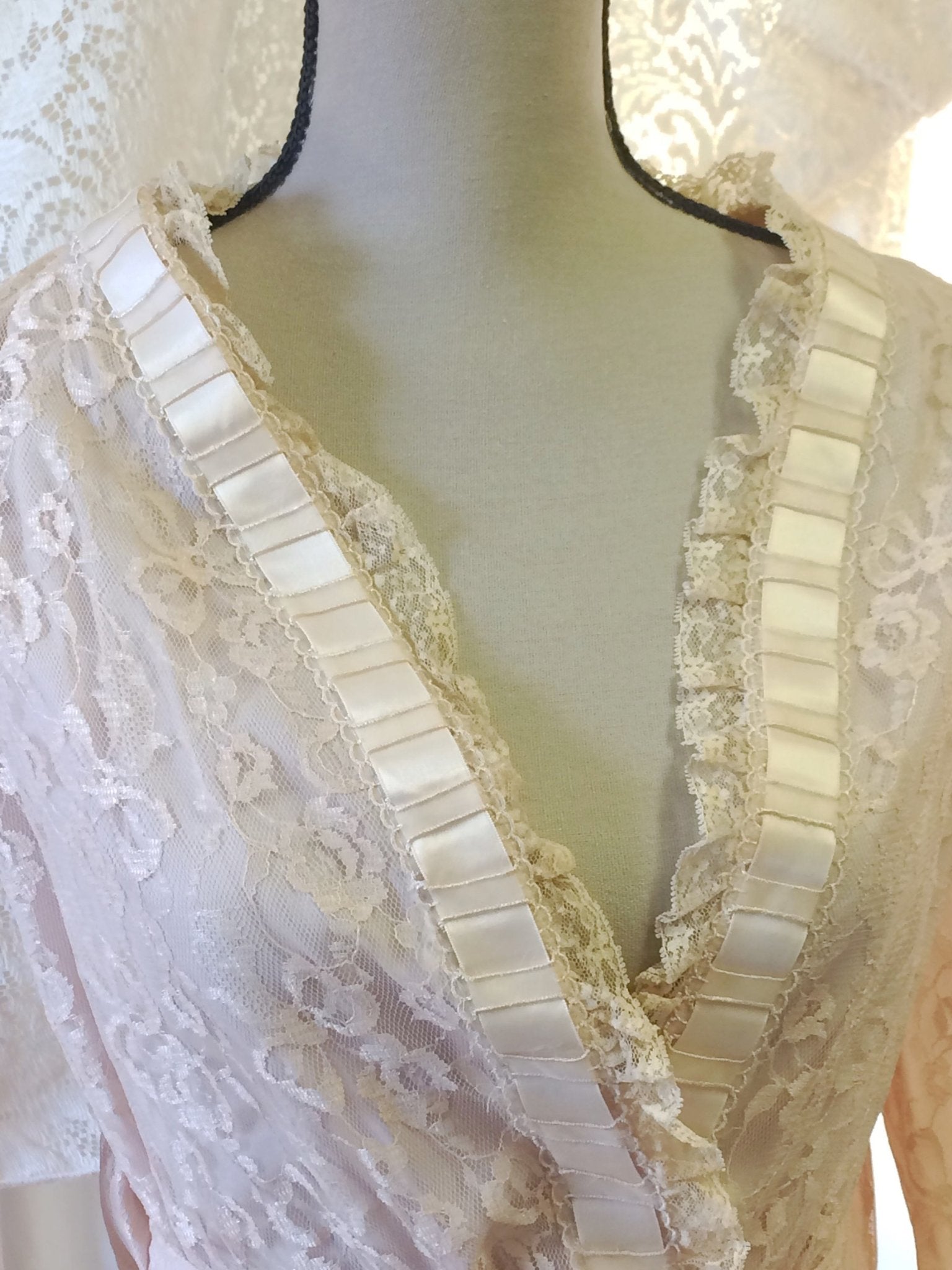 Vintage 1950's Robe | Ecru Lace & Taffeta with Satin Ribbons | Odette Barsa | Size SM/MED - Daggers & Dames