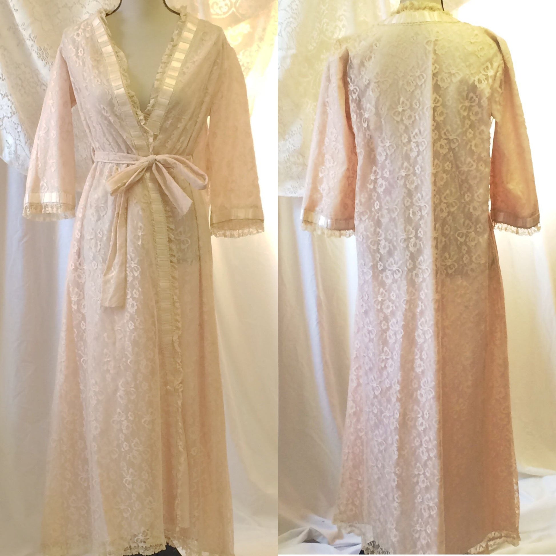 Vintage 1950's Robe | Ecru Lace & Taffeta with Satin Ribbons | Odette Barsa | Size SM/MED - Daggers & Dames