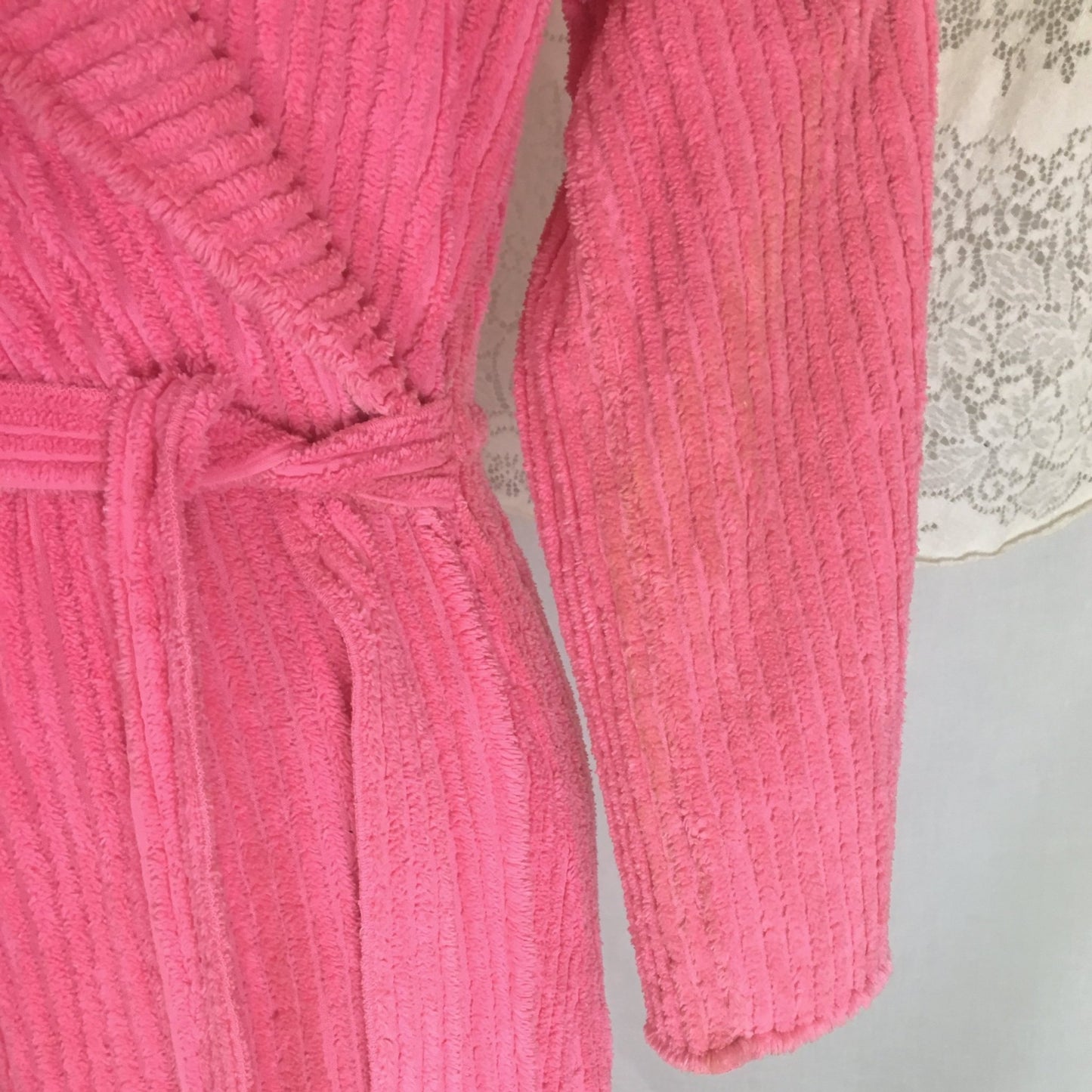 Vintage 1950's Robe | Hot Pink Chenille with Flowers & Bows | Size M, LG - Daggers & Dames