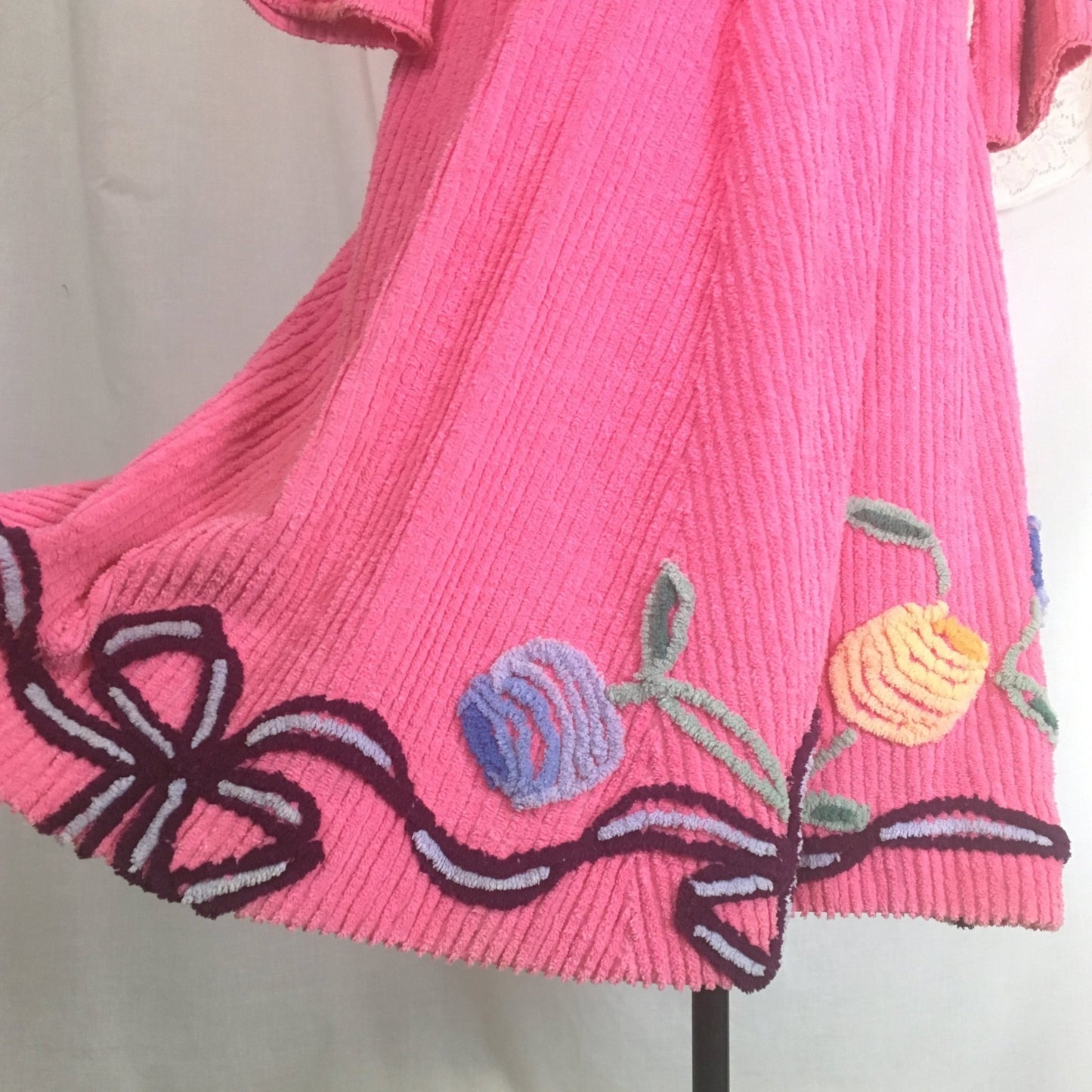 Vintage 1950's Robe | Hot Pink Chenille with Flowers & Bows | Size M, LG - Daggers & Dames