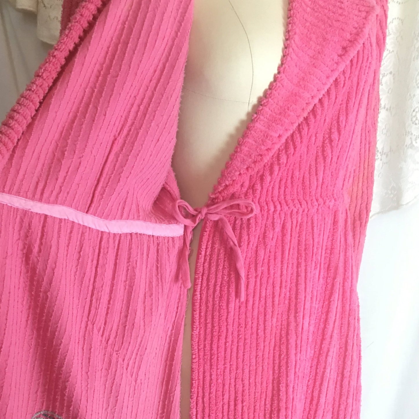 Vintage 1950's Robe | Hot Pink Chenille with Flowers & Bows | Size M, LG - Daggers & Dames