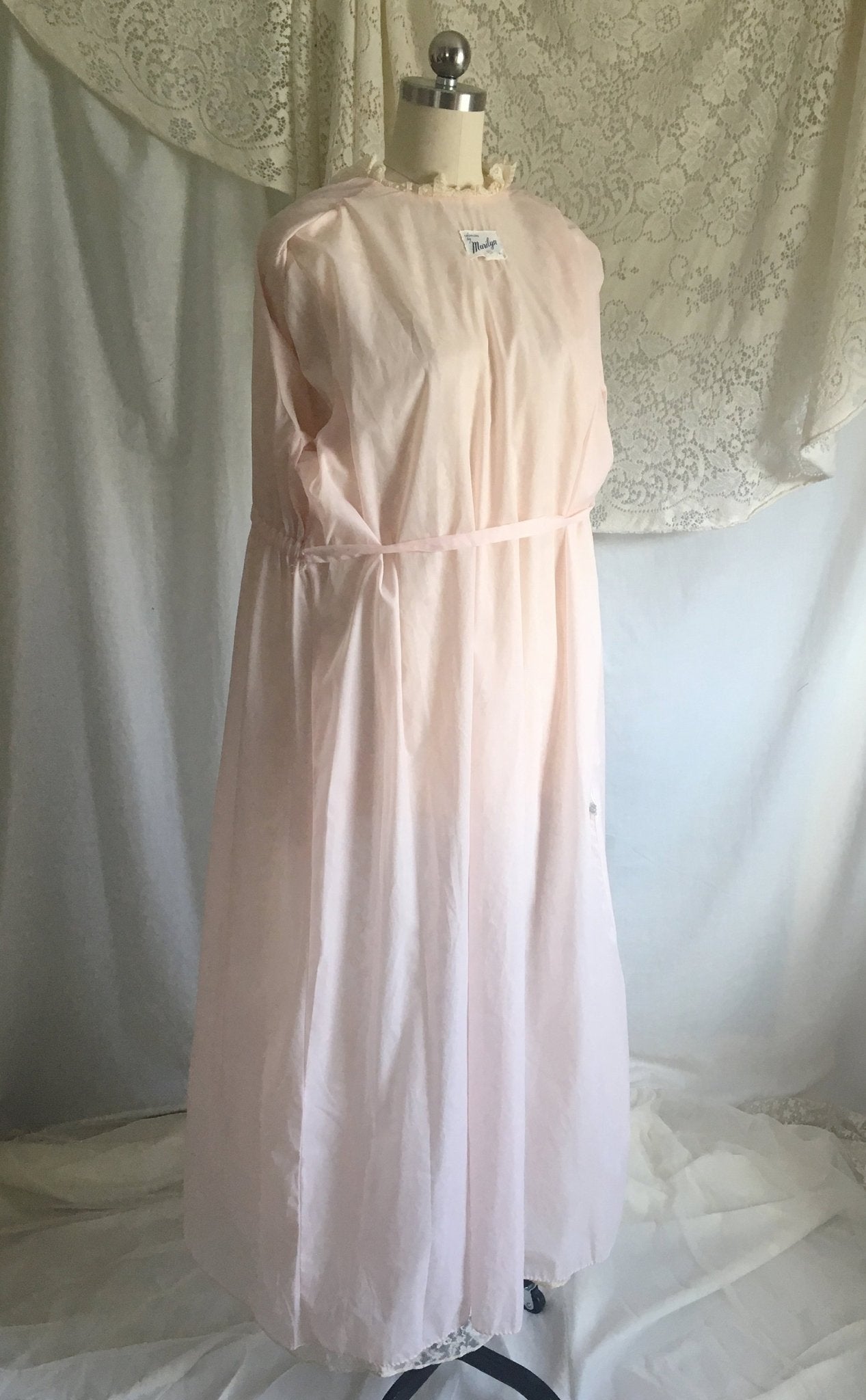 Vintage 1950's Robe | Ivory Lace with Rhinestone Buttons & Pale Pink Nylon | Size M, LG - Daggers & Dames