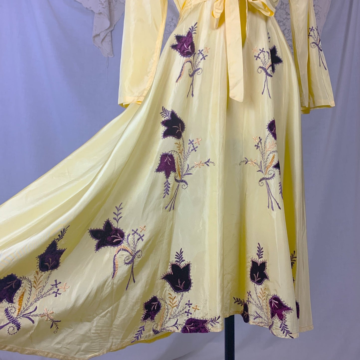 Vintage 1950's Robe | Lemon Yellow Rayon Taffeta with Purple Velvet Floral Appliqués | Size M - Daggers & Dames