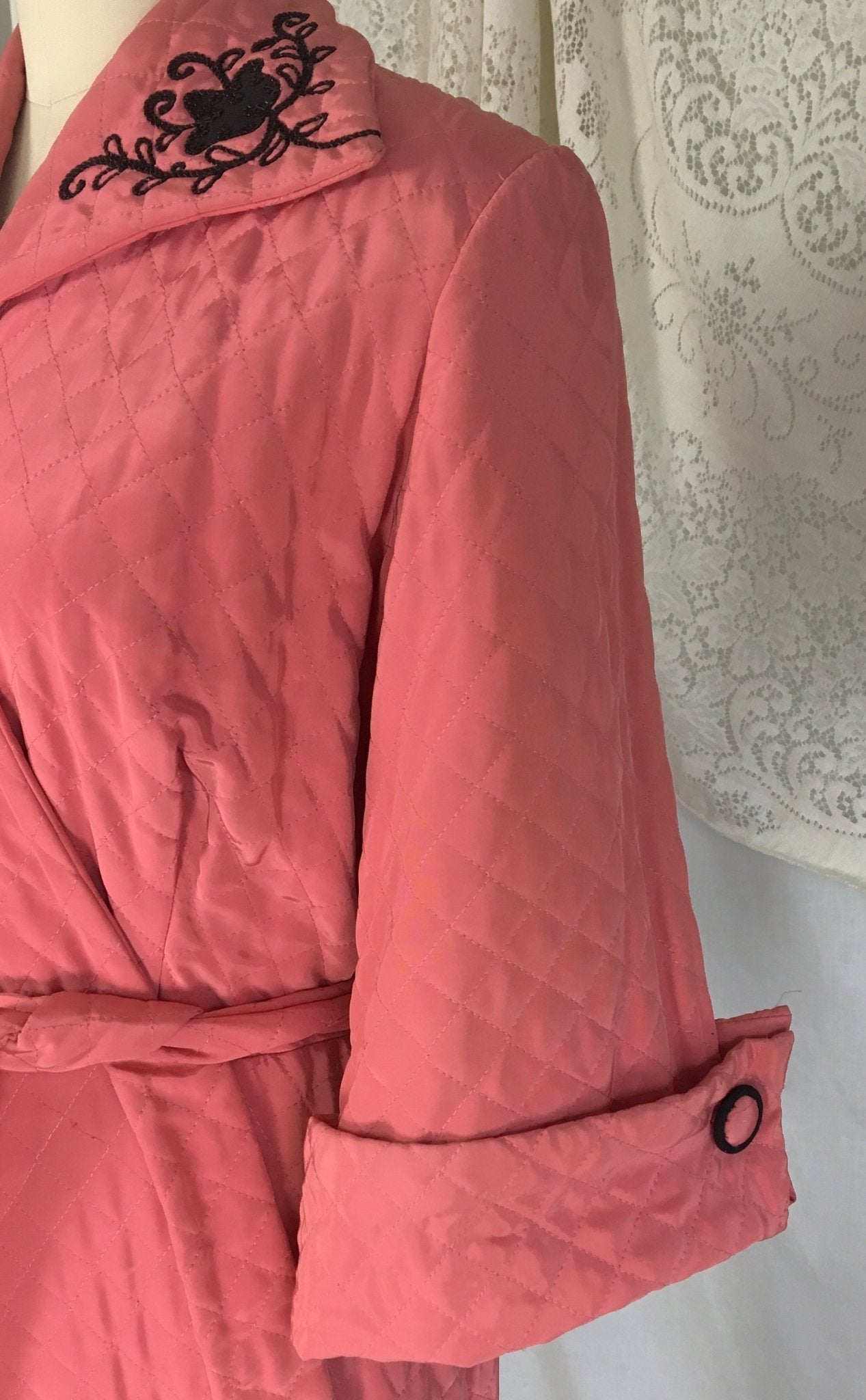 Vintage 1950's Robe | Size LG | Creamy Rose Pink Quilted Cold Rayon with Black Embroidery & Belled Sleeves - Daggers & Dames
