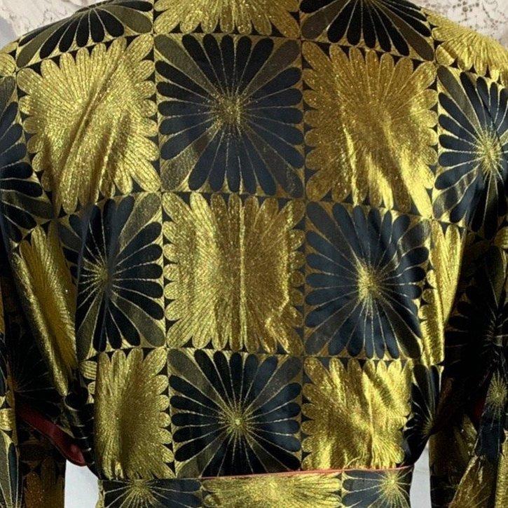 Vintage 1960's Reversible Japanese Kimono Robe | Free Size | Coral Pink with Floral Embroidery & Gold and Black Embroidered Inner Layer - Daggers & Dames