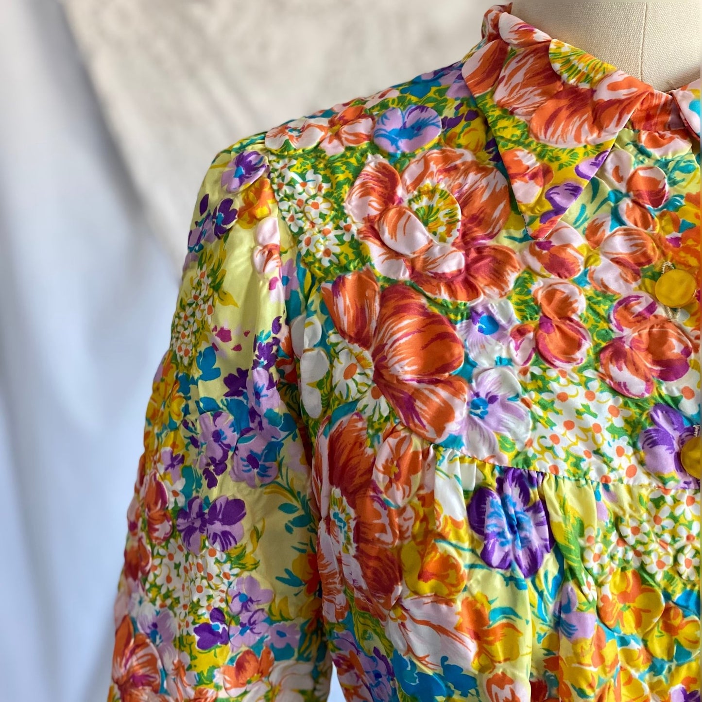 Vintage 1960s Robe | Bold Floral Print Quilted Nylon Taffeta with Puff Sleeves | Size Med - Daggers & Dames