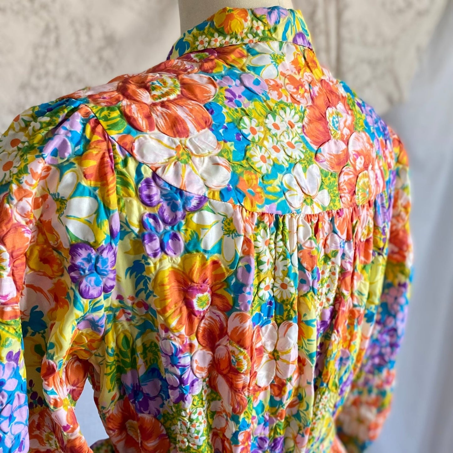 Vintage 1960s Robe | Bold Floral Print Quilted Nylon Taffeta with Puff Sleeves | Size Med - Daggers & Dames
