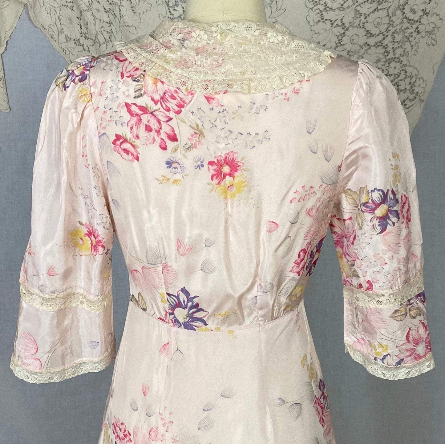 Vintage Robe - 1950's | Pale Rose Pink Taffeta with Bright Floral Print & Ivory Lace | Size XS Petite - Daggers & Dames