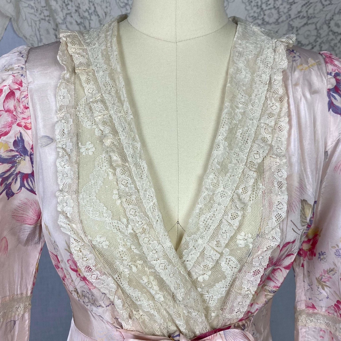 Vintage Robe - 1950's | Pale Rose Pink Taffeta with Bright Floral Print & Ivory Lace | Size XS Petite - Daggers & Dames