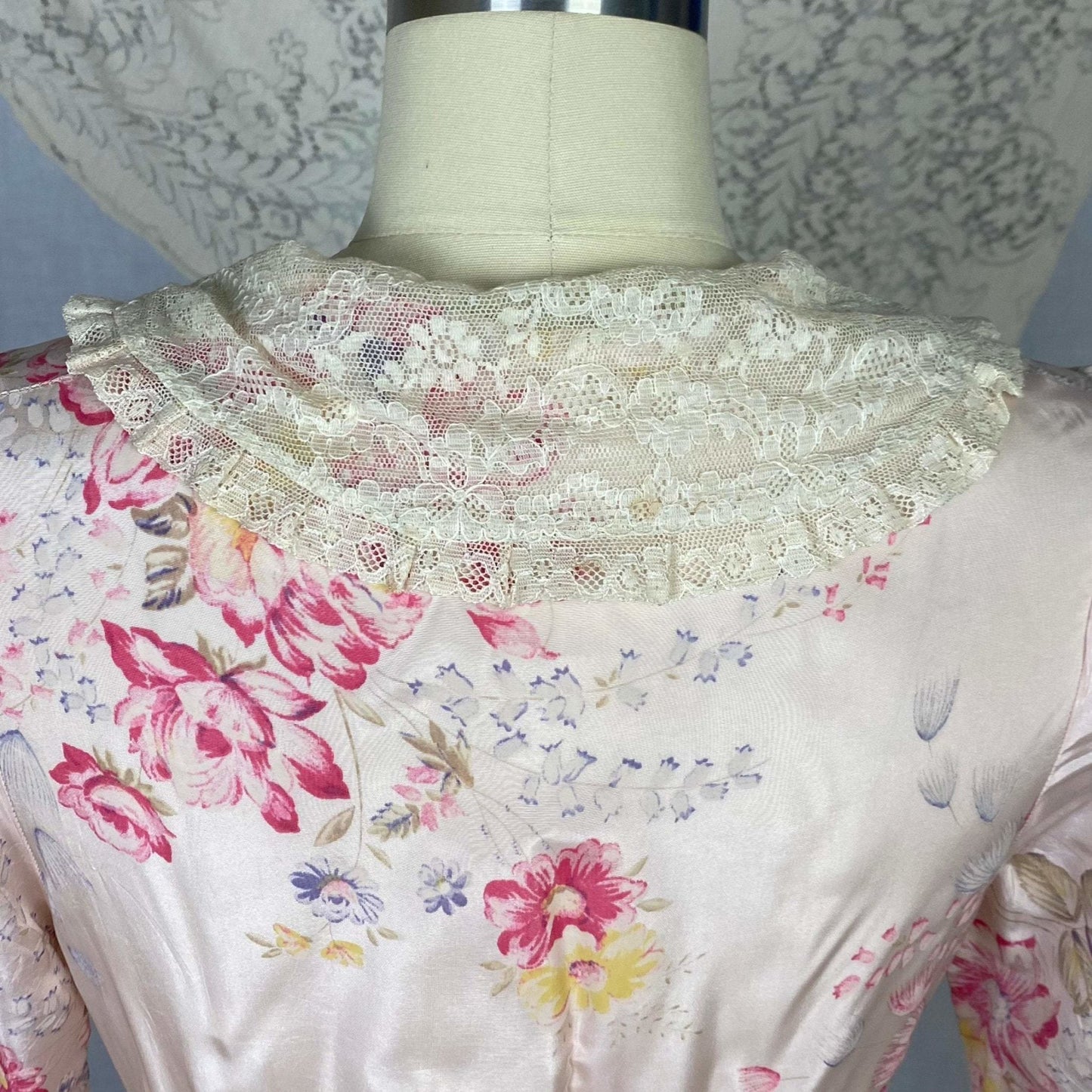 Vintage Robe - 1950's | Pale Rose Pink Taffeta with Bright Floral Print & Ivory Lace | Size XS Petite - Daggers & Dames