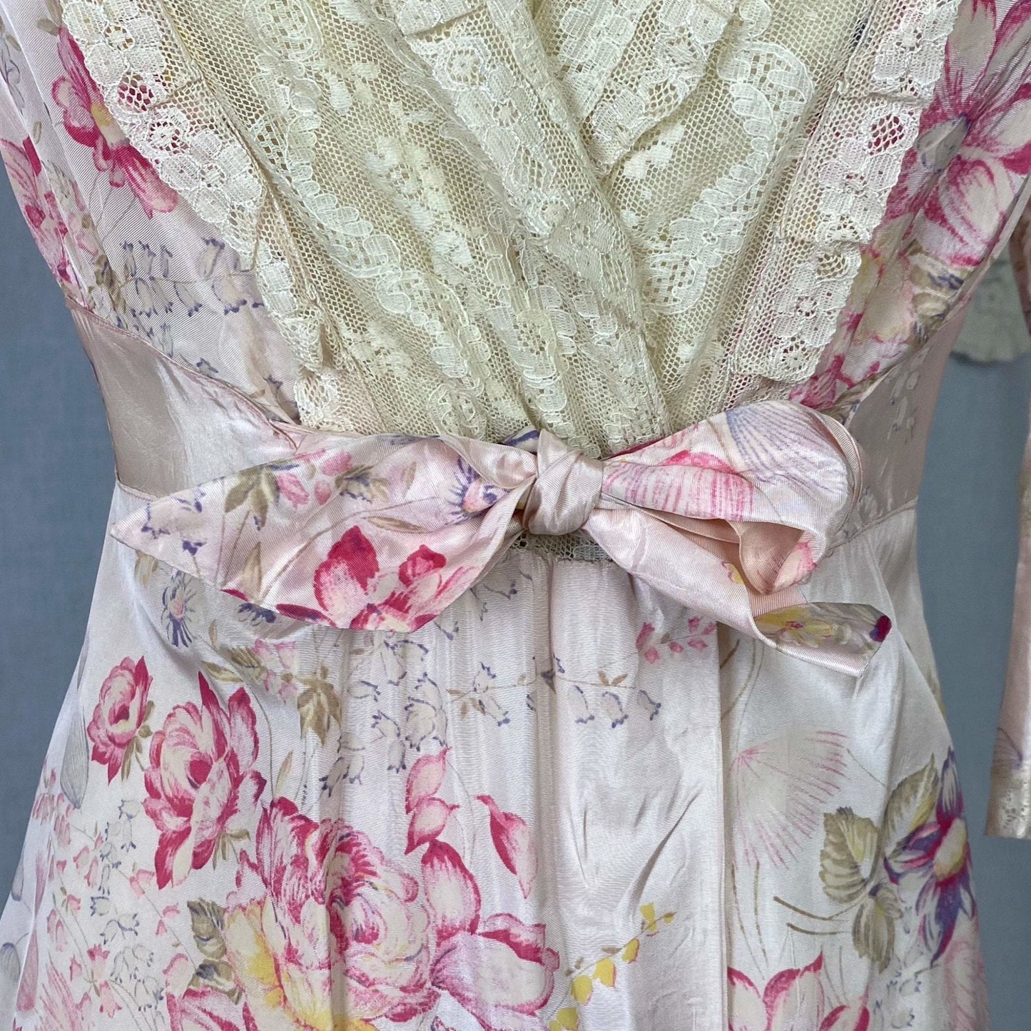 Vintage Robe - 1950's | Pale Rose Pink Taffeta with Bright Floral Print & Ivory Lace | Size XS Petite - Daggers & Dames