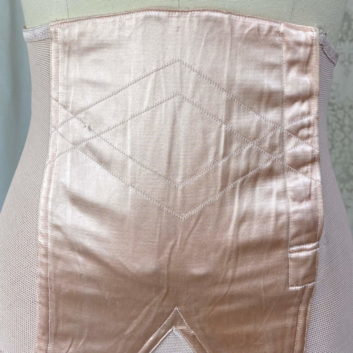 Vintage 's Waist Cincher Girdle | Powder Pink Rayon Satin & Elastic Mesh | Size XS, S | Ecila Made in France - Daggers & Dames
