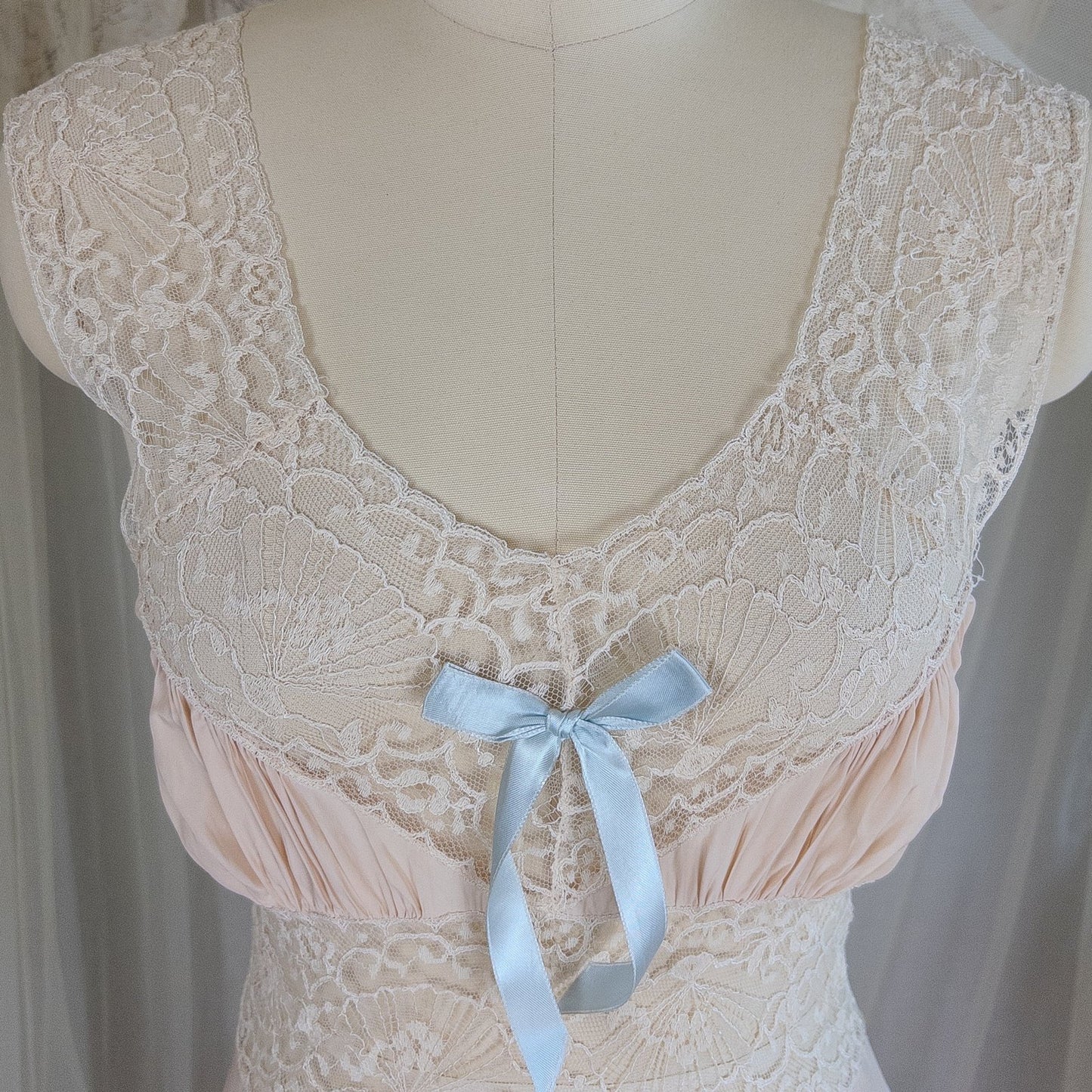 1940's Nightgown & Peignoir Set - Warm Nude Rayon with Ivory Fan Patterned Lace by DuBenay - Daggers & Dames