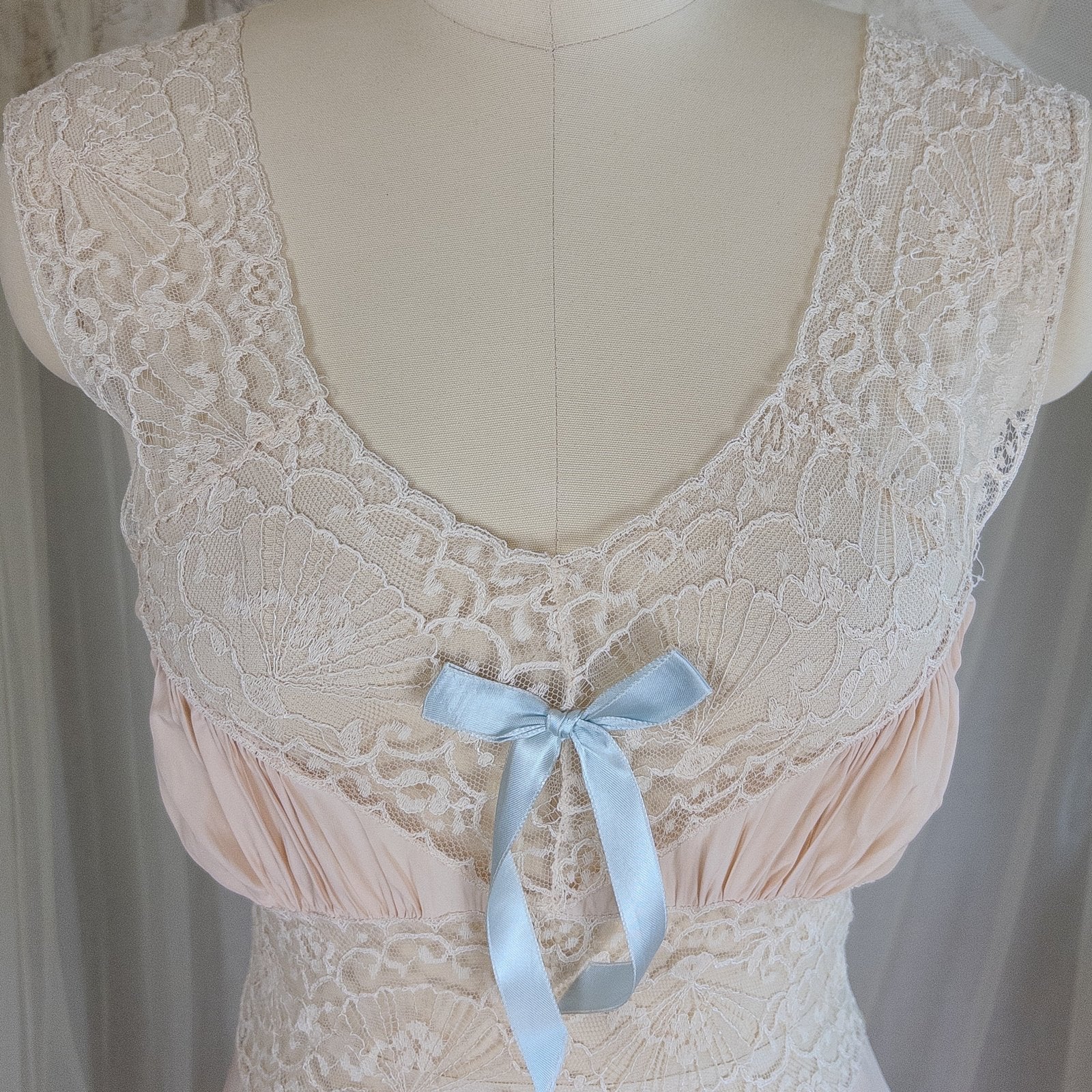 1940's Nightgown & Peignoir Set - Warm Nude Rayon with Ivory Fan Patterned Lace by DuBenay - Daggers & Dames