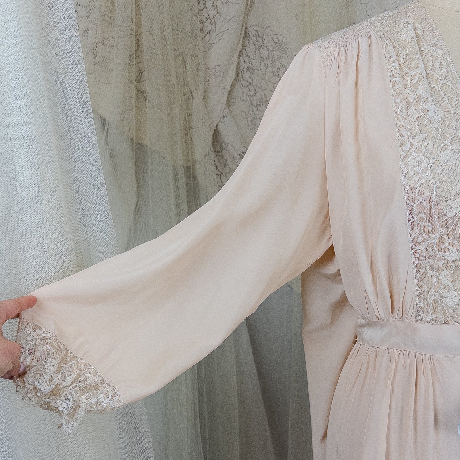 1940's Nightgown & Peignoir Set - Warm Nude Rayon with Ivory Fan Patterned Lace by DuBenay - Daggers & Dames