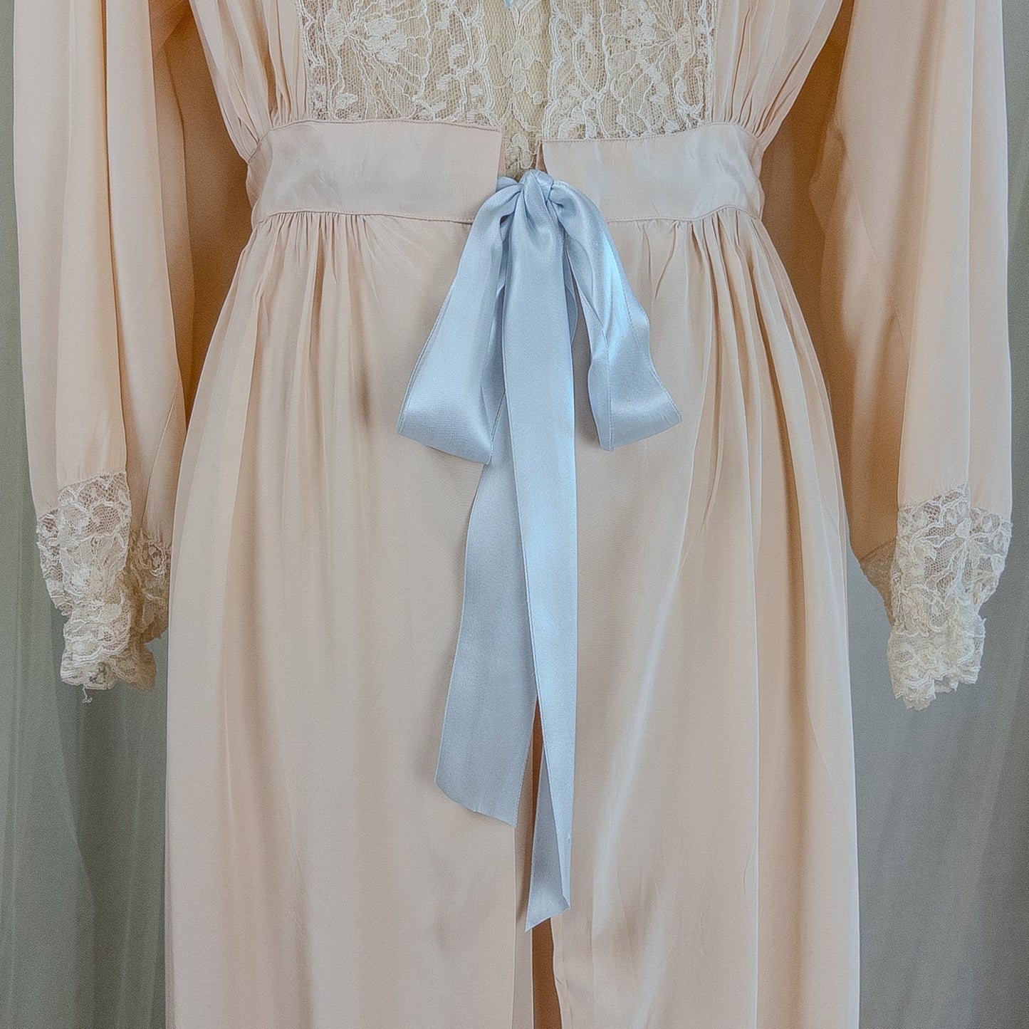 1940's Nightgown & Peignoir Set - Warm Nude Rayon with Ivory Fan Patterned Lace by DuBenay - Daggers & Dames