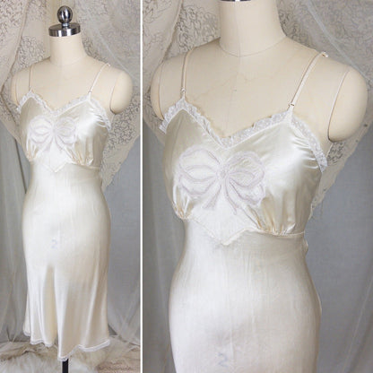 1940s Slip - Pearlescent Ivory Silk Satin with Ruffled Bobbin Lace by Laura Lane | XS - Daggers & Dames