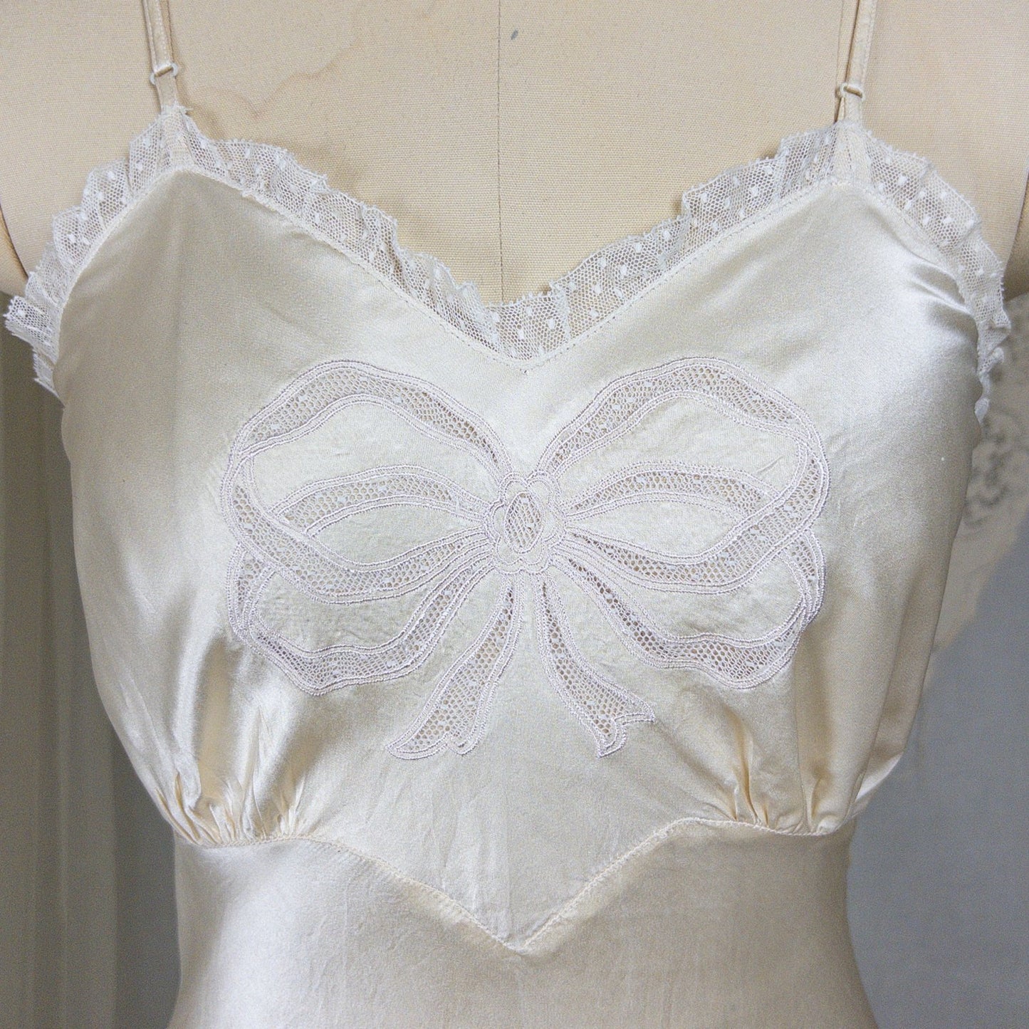 1940s Slip - Pearlescent Ivory Silk Satin with Ruffled Bobbin Lace by Laura Lane | XS - Daggers & Dames